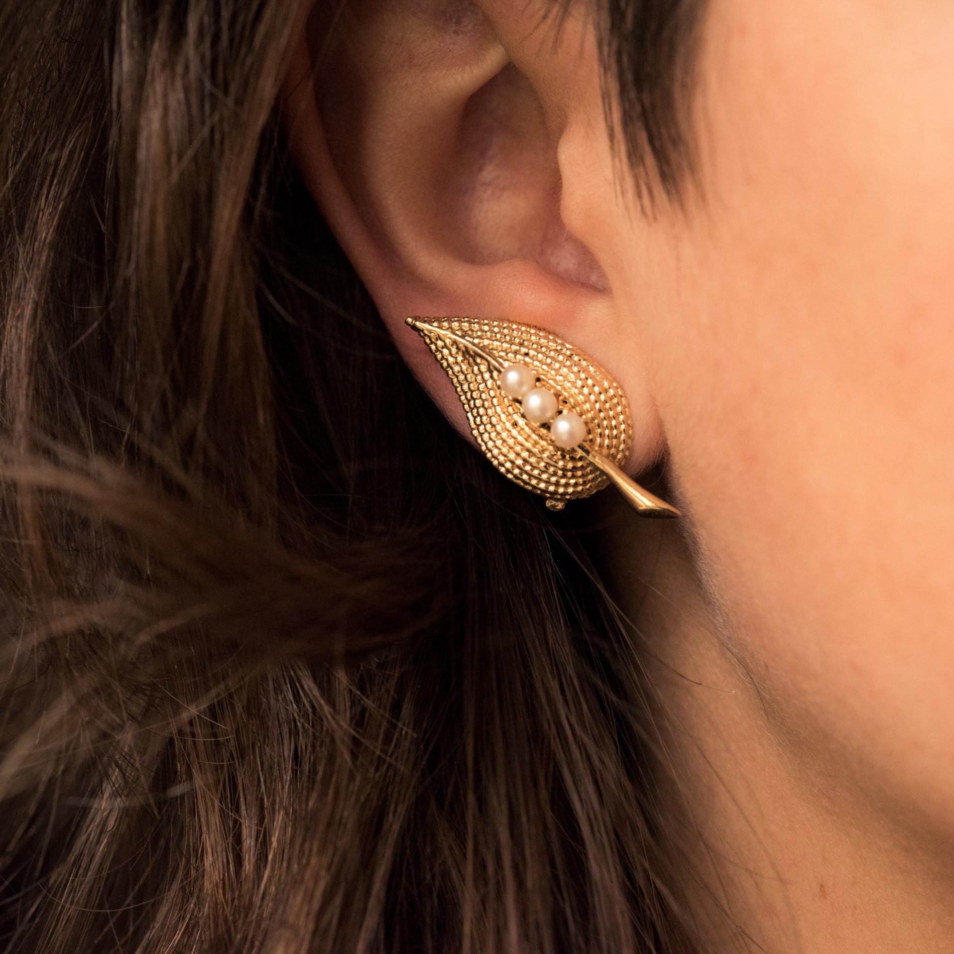 Perle Boucles d'oreilles clips en or jaune et perles de culture des années 1960 en vente