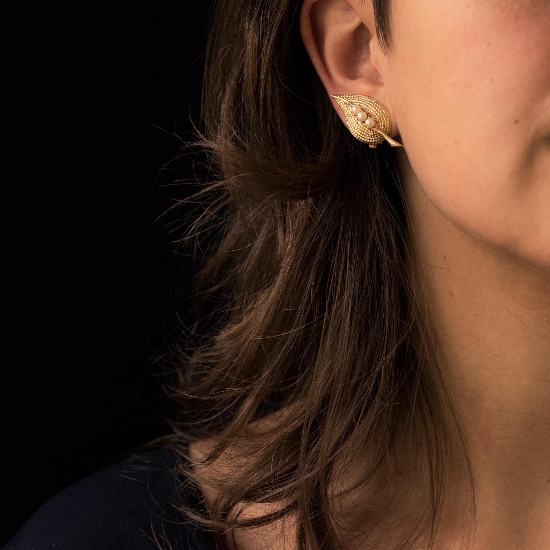 Boucles d'oreilles clips en or jaune et perles de culture des années 1960 Pour femmes en vente