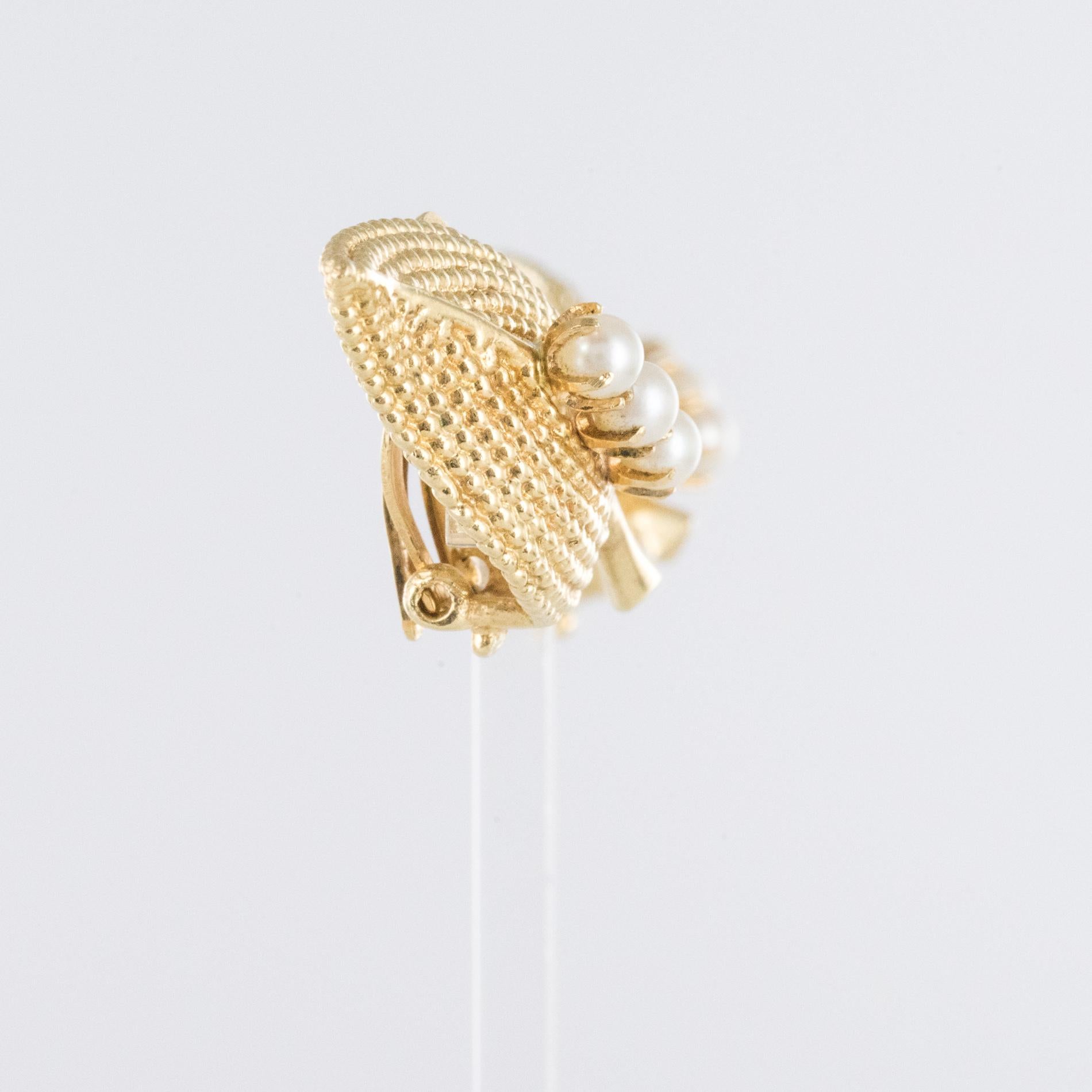 Boucles d'oreilles clips en or jaune et perles de culture des années 1960 en vente 1