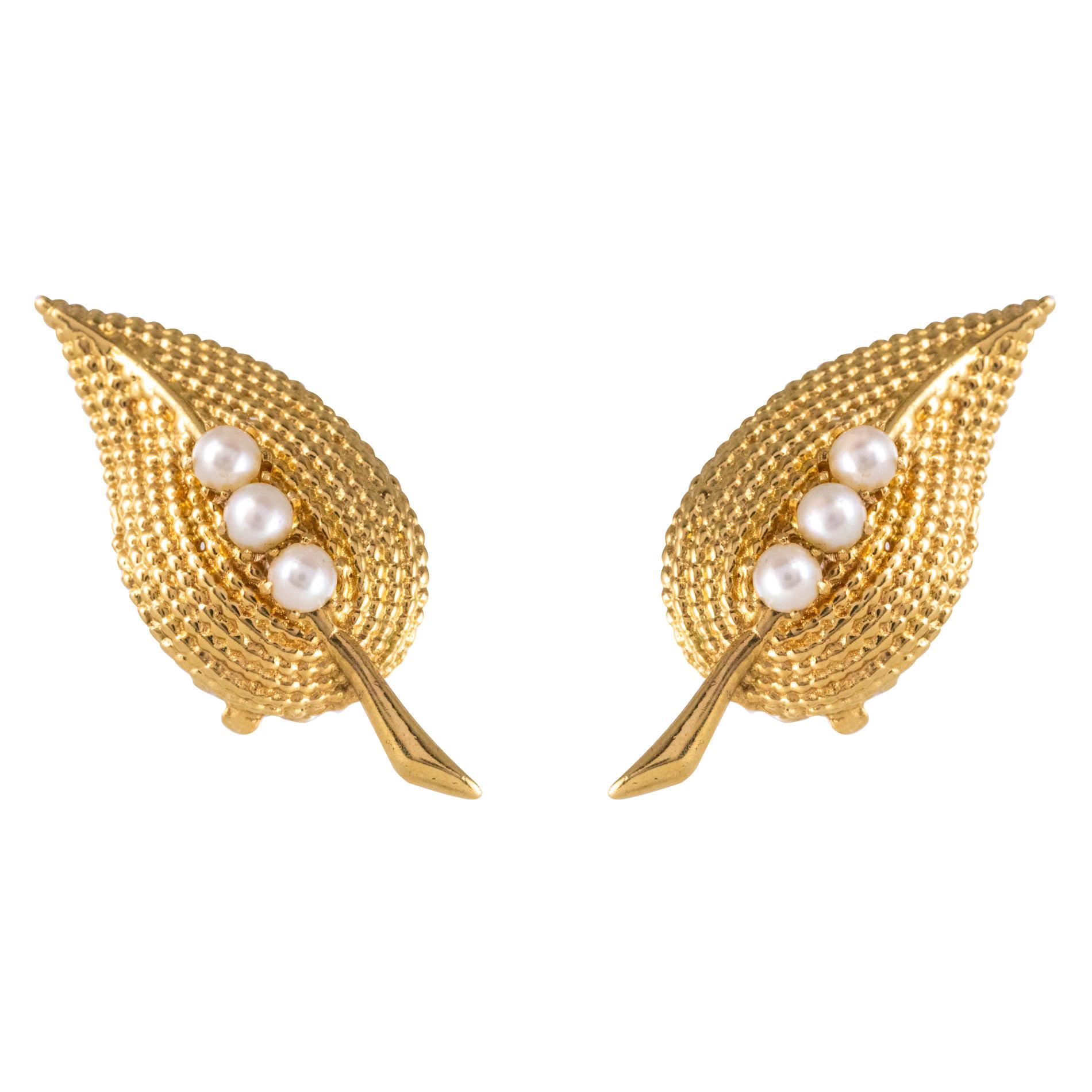 Boucles d'oreilles clips en or jaune et perles de culture des années 1960