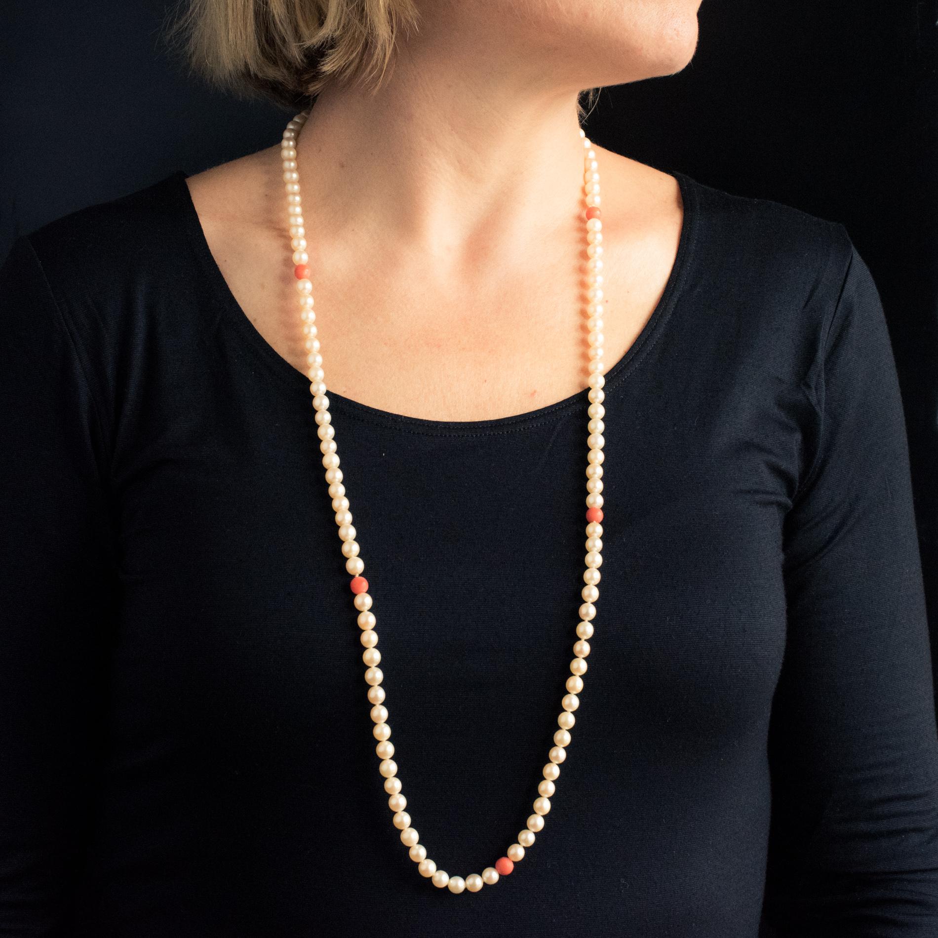 This splendid long necklace is made of cultured white orient pearls, punctually separated by coral pearls.
Diameter of the pearls: approximately 6.5 / 7 mm.
Total length: 90 cm approximately.
Total weight of the jewel: 53,8 g