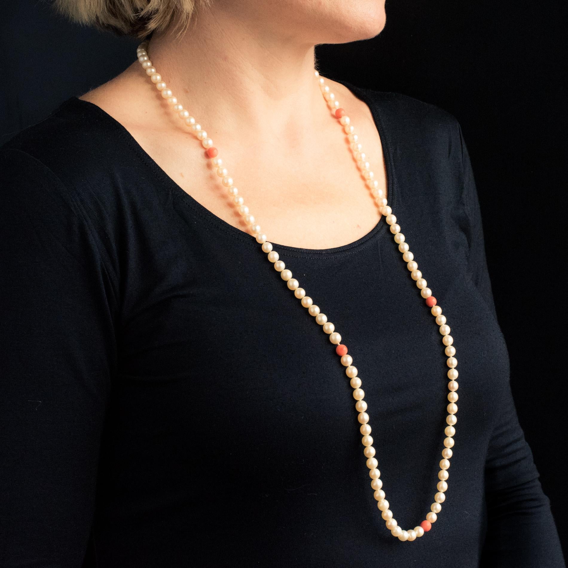 1960s Cultured Pearls Coral Pearls Long Necklace In Good Condition In Poitiers, FR