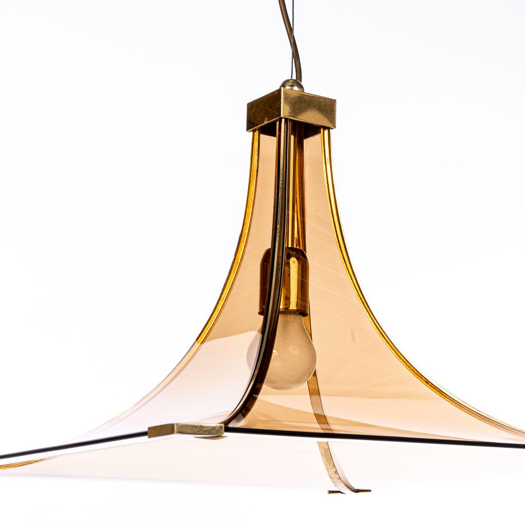 Quattro grandi pannelli curvi in vetro colorato con una lampadina E27. Con finitura color oro. In uno degli angoli c'è una piccola scheggiatura nel vetro, visibile solo se la si cerca.
  