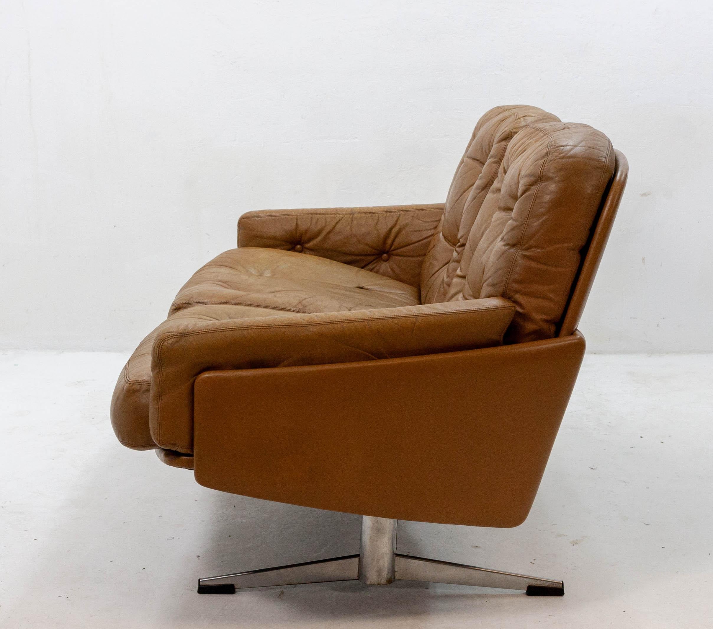1960s Curved Leather Loveseat In Good Condition In Den Haag, NL
