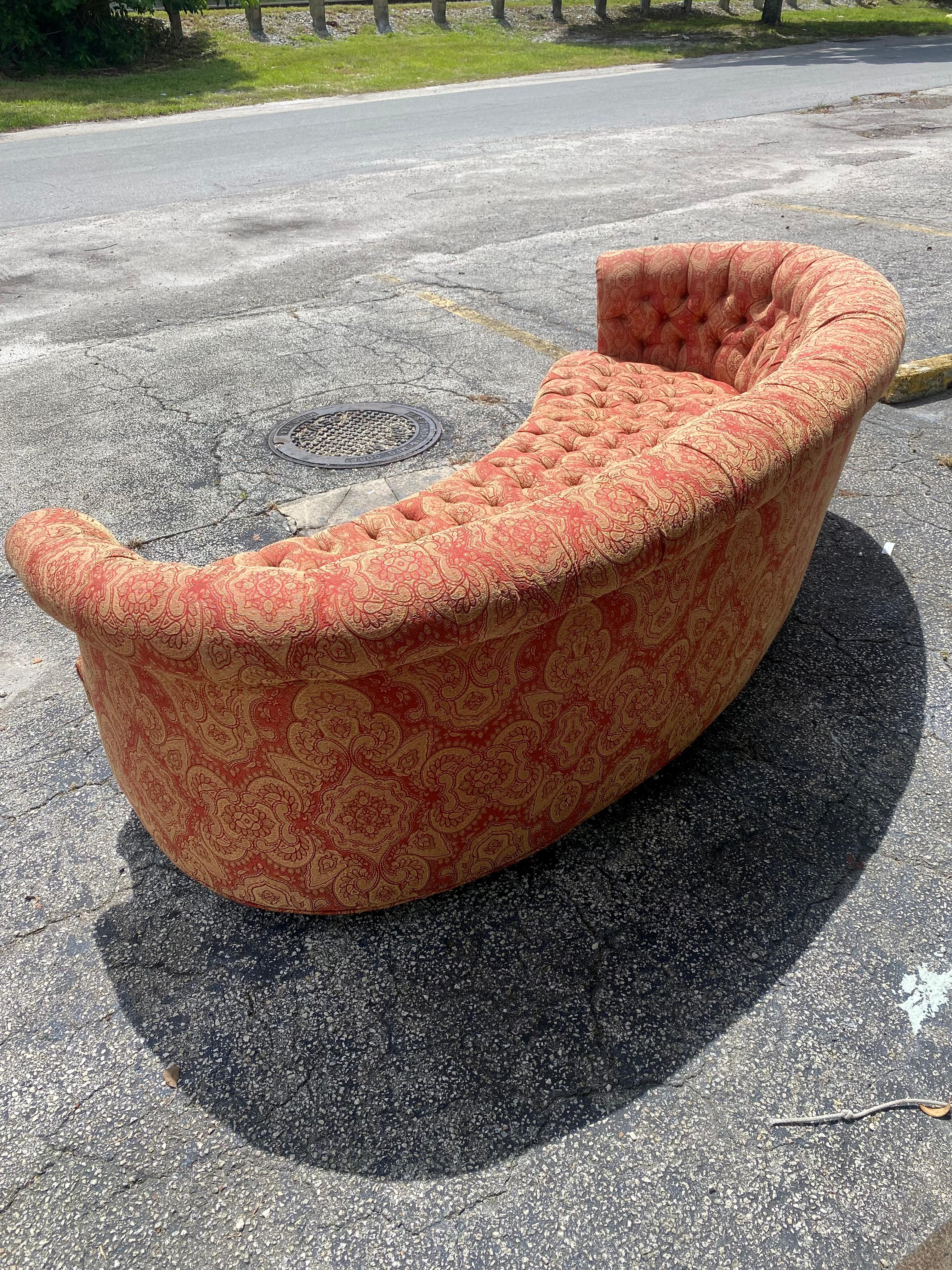 1960s Mid Century Curved Tufted Paisley Chesterfield Kidney Sofa en vente 5