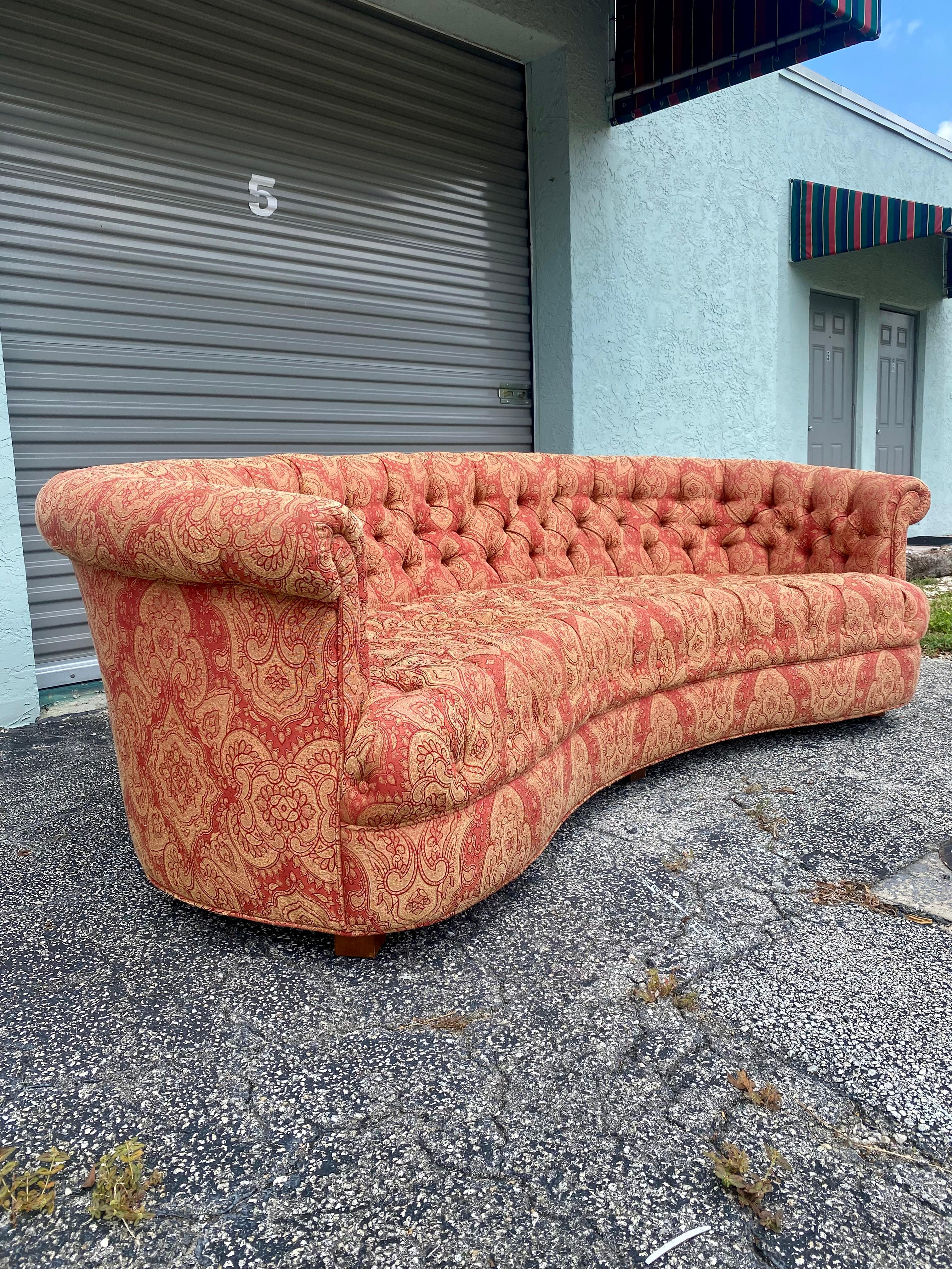Mid-Century Modern 1960s Mid Century Curved Tufted Paisley Chesterfield Kidney Sofa en vente