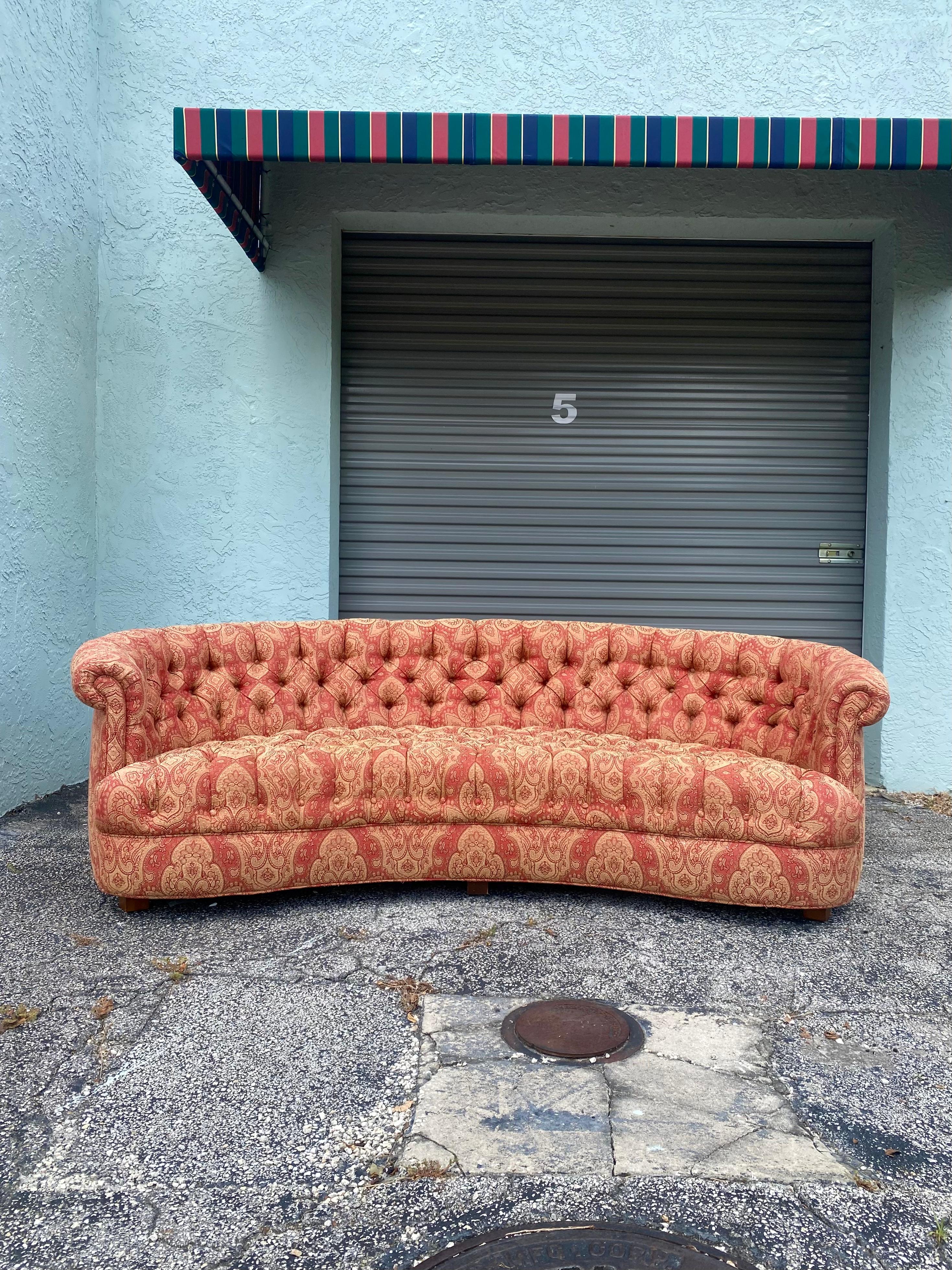 Anglais 1960s Mid Century Curved Tufted Paisley Chesterfield Kidney Sofa en vente