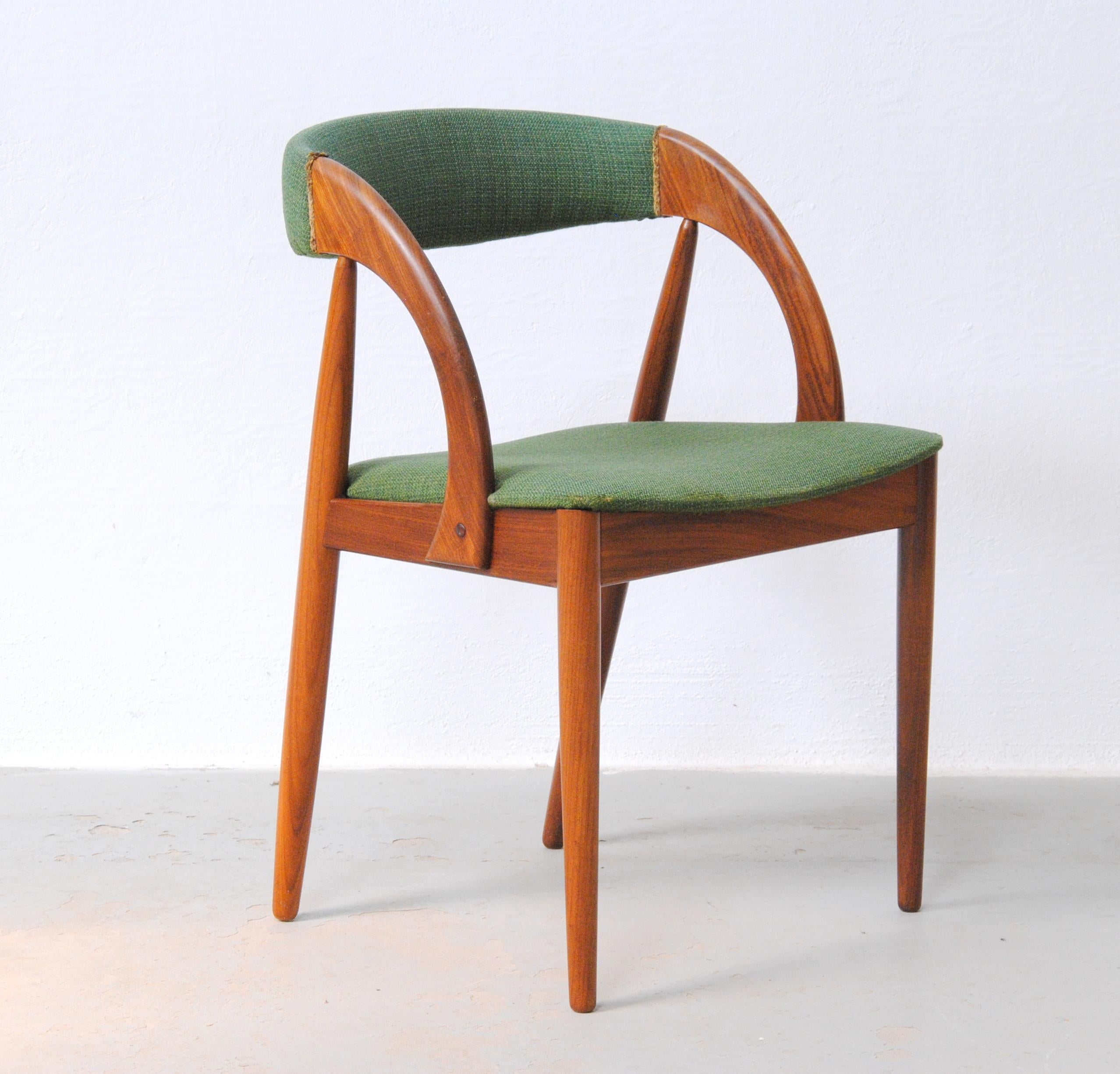 Sedie laterali dalla forma organica in teak progettate dal designer danese Johannes Andersen.

Le comode sedie sono caratterizzate da una solida struttura in teak accuratamente lavorata con molte forme organiche che si fondono l'una con l'altra