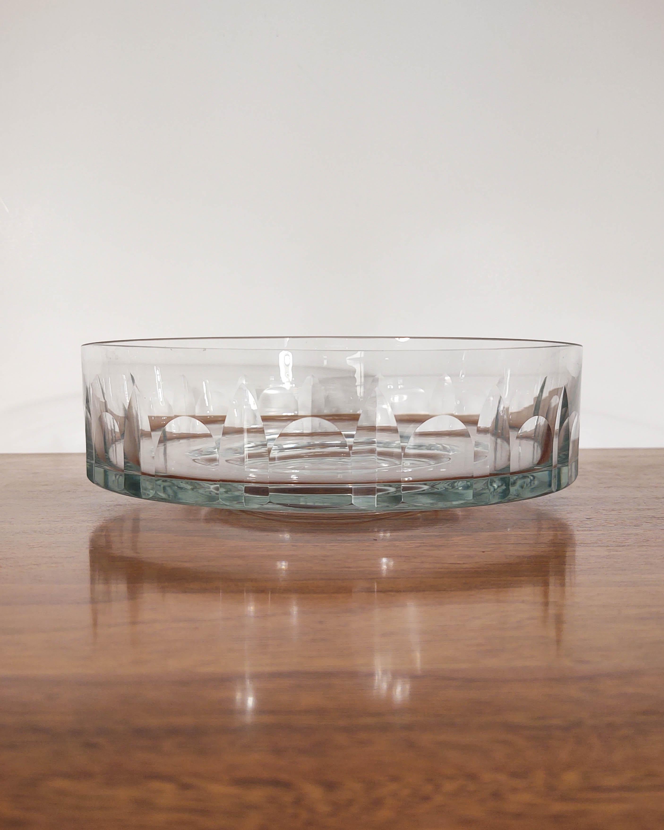 Faceted edge-square cylindrical serving bowl with straight sides and small hidden foot. Polished arch facets catch the light beautifully. Excellent vintage condition.

10.5