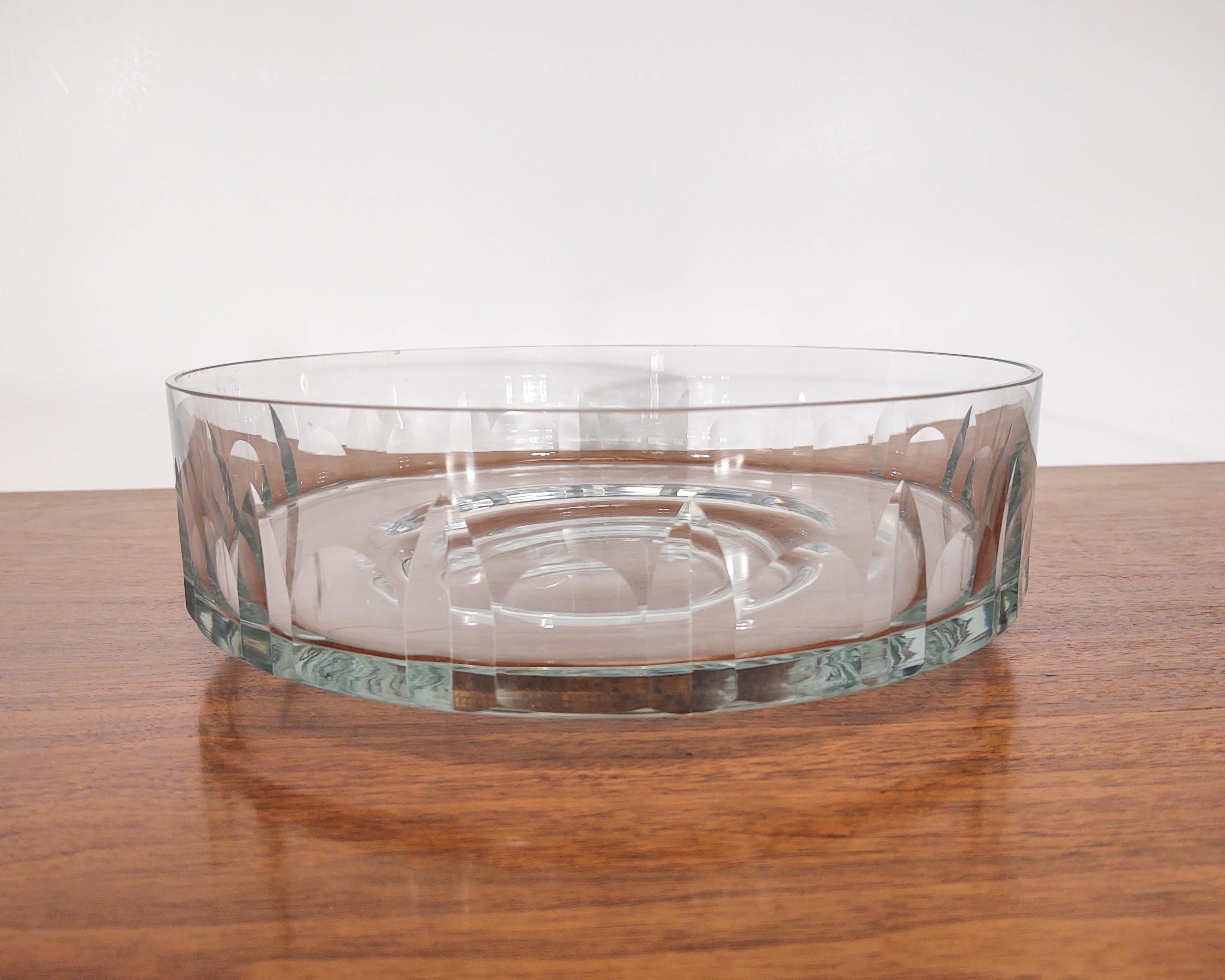 1960s Cylindrical Faceted Art Glass Serving Bowl In Good Condition For Sale In Hawthorne, CA