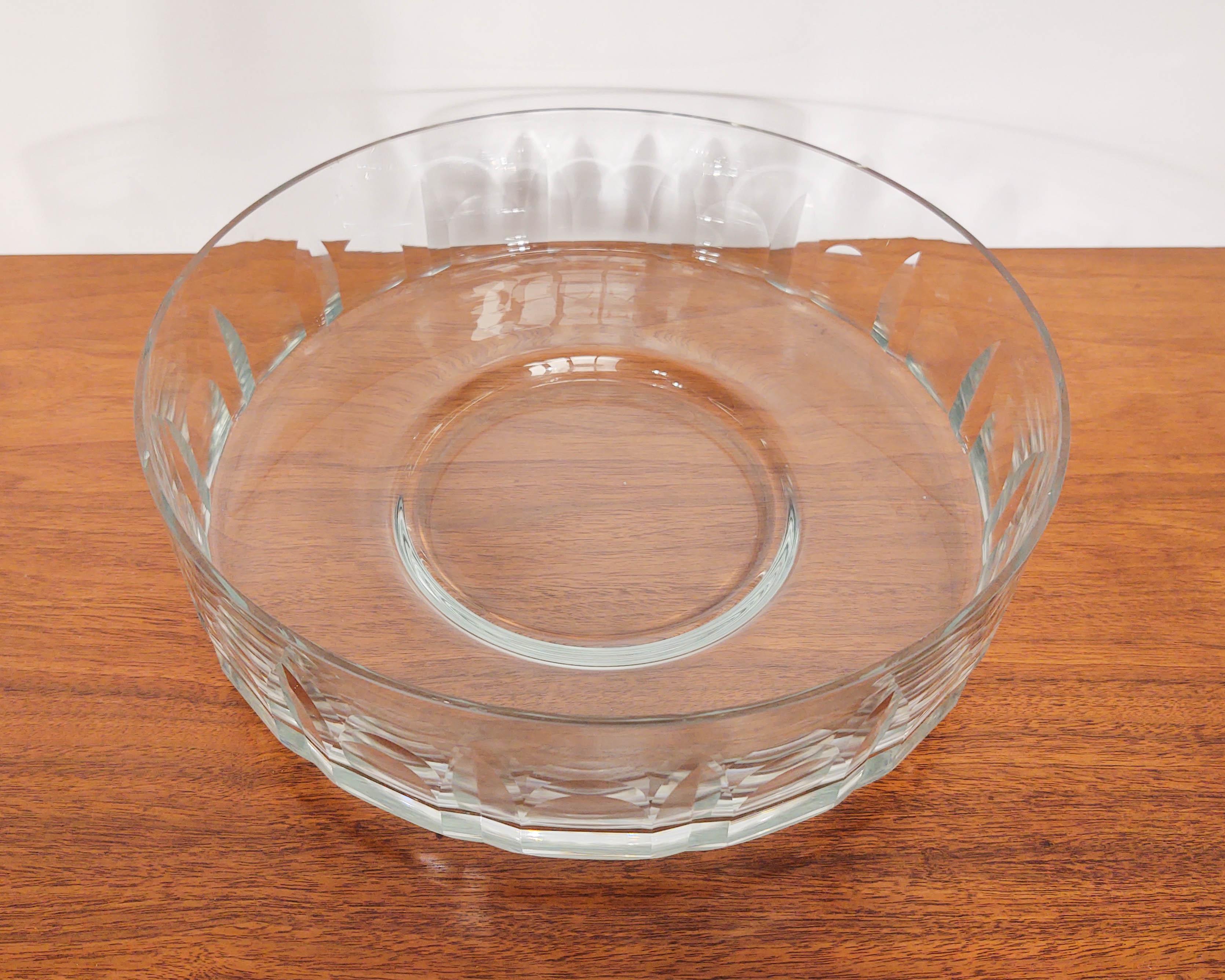 1960er Jahre Zylindrische Servierschale aus facettiertem Kunstglas (Glas) im Angebot