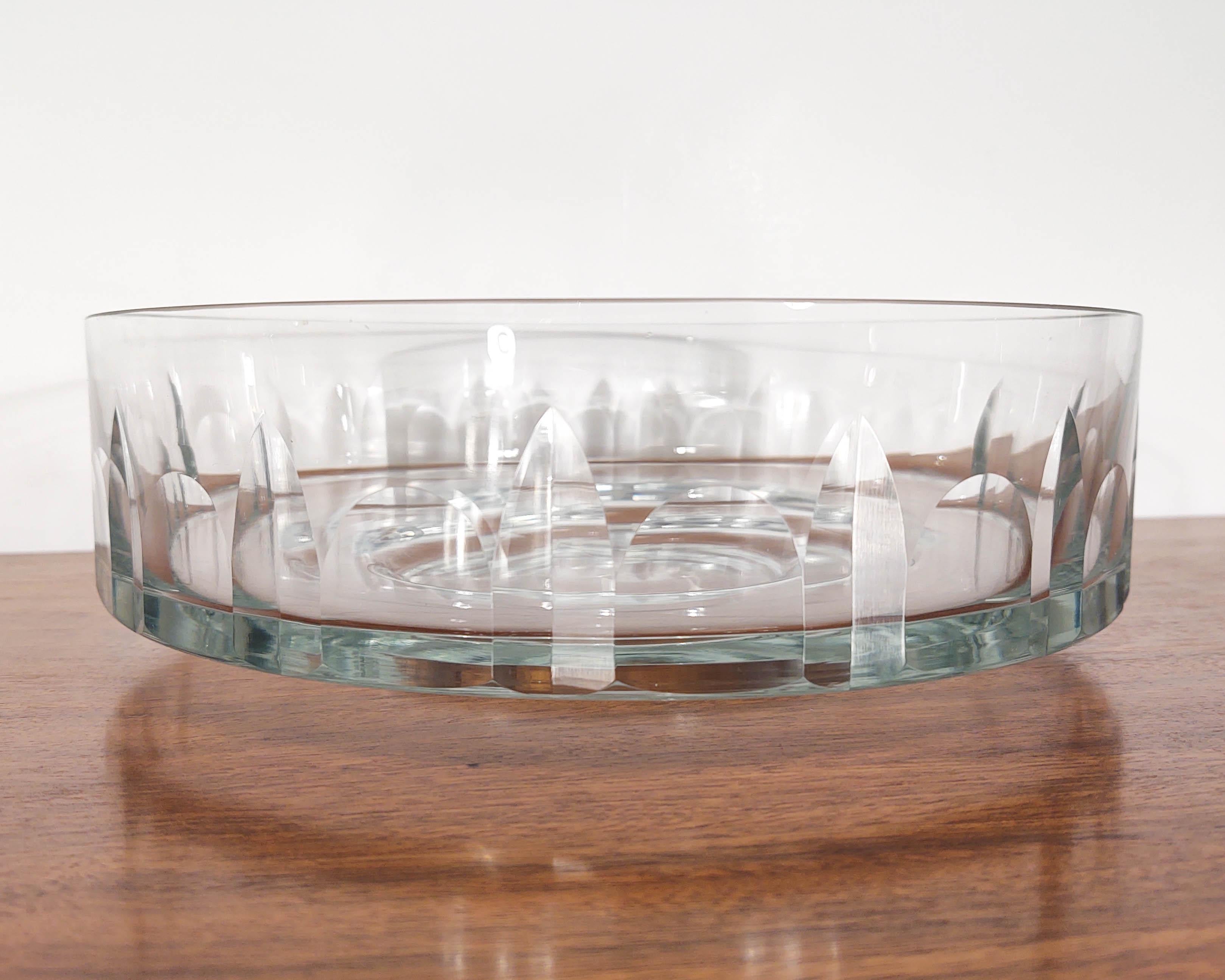 Saladier en verre d'art cylindrique à facettes des années 1960 en vente 2