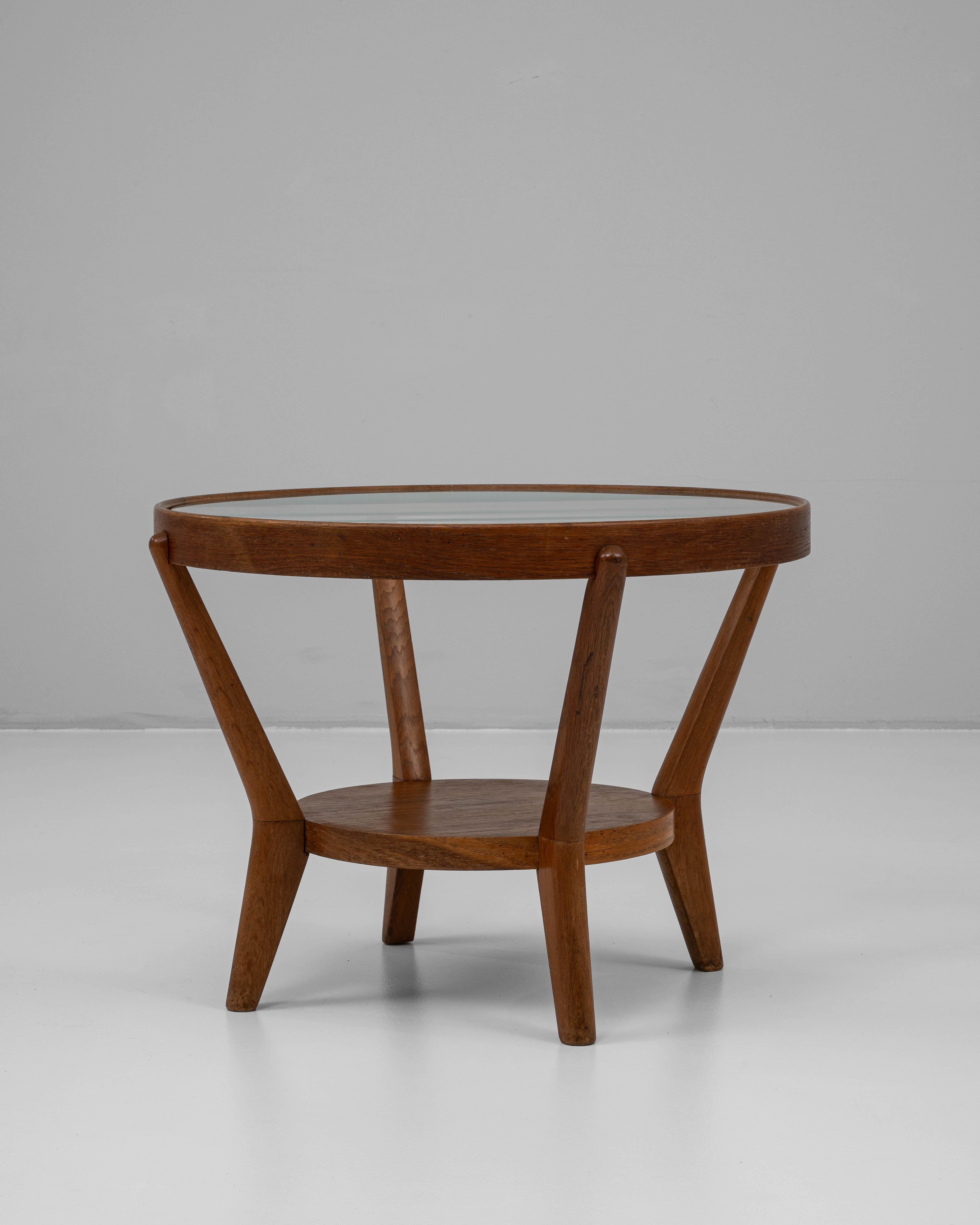 Cette table basse Art déco tchèque des années 1960 de Karel Kozelka et Antonín Kropáček illustre le sens raffiné des proportions et de l'artisanat des designers. La table est dotée d'un plateau circulaire en verre placé dans un cadre en bois