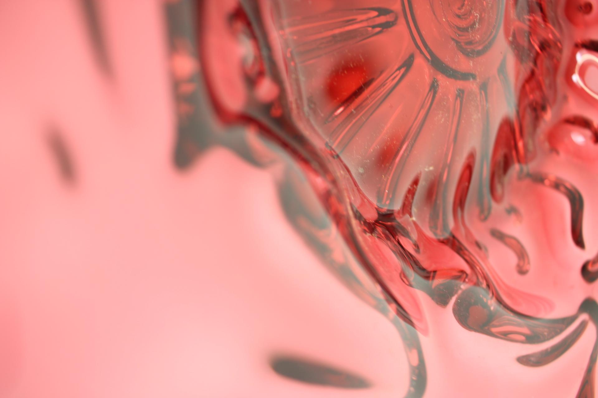 Ciotola in vetro pesante disegnata da Josef Hospodka negli anni '60 e prodotta dalla Chribska Glassworks nell'ex Cecoslovacchia.
Lievi segni d'uso, completamente pulito.