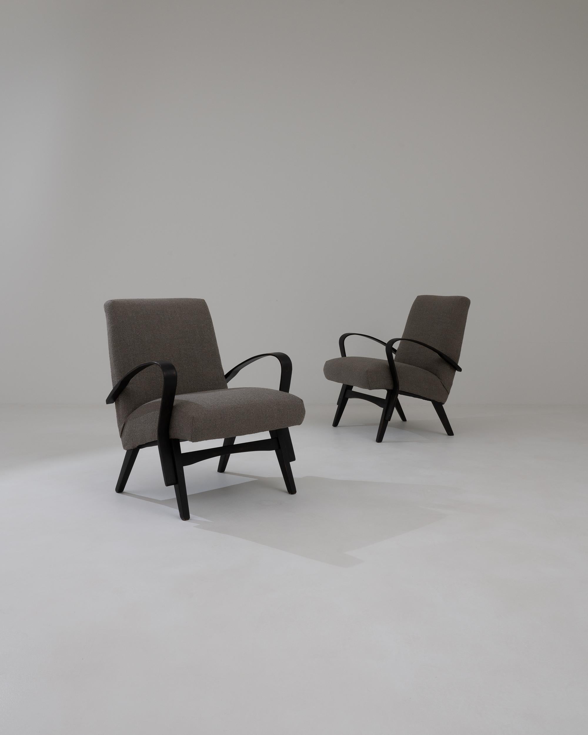 Ein Paar gepolsterte Sessel des tschechischen Möbelherstellers Tatra. Dem Designer František Jirák zugeschrieben, der für seine markanten Vitrinen und Wandschränke sowie für seine verspielten Kompaktmöbel bekannt ist, die das tschechische Design der