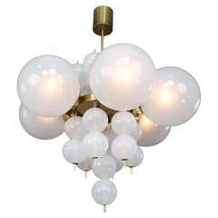 Lustre Globe en laiton tchèque et verre dépoli des années 1960 (six disponibles)