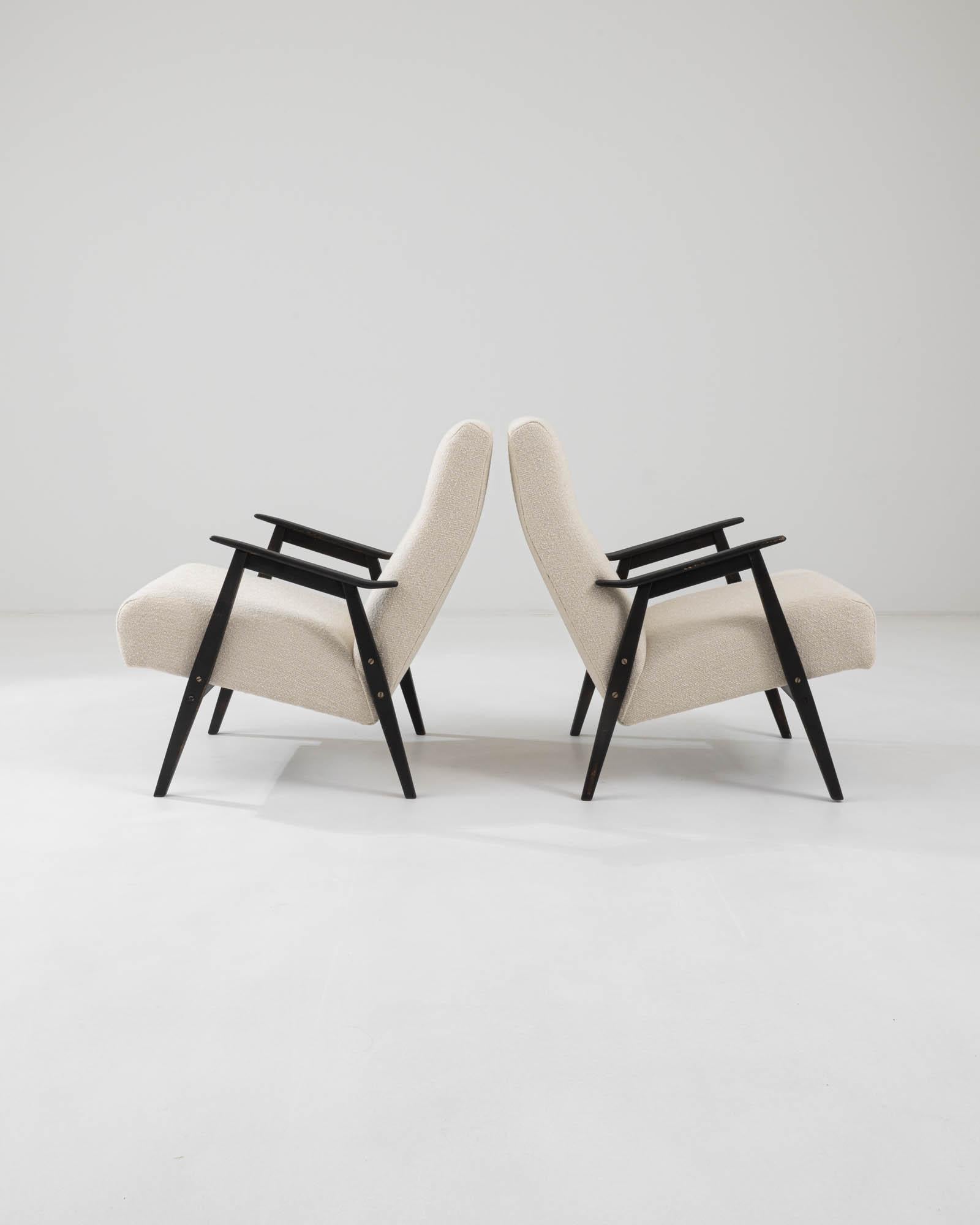 1960er Jahre Tschechische Creme Boucle gepolsterte Sessel, ein Paar (Holz) im Angebot