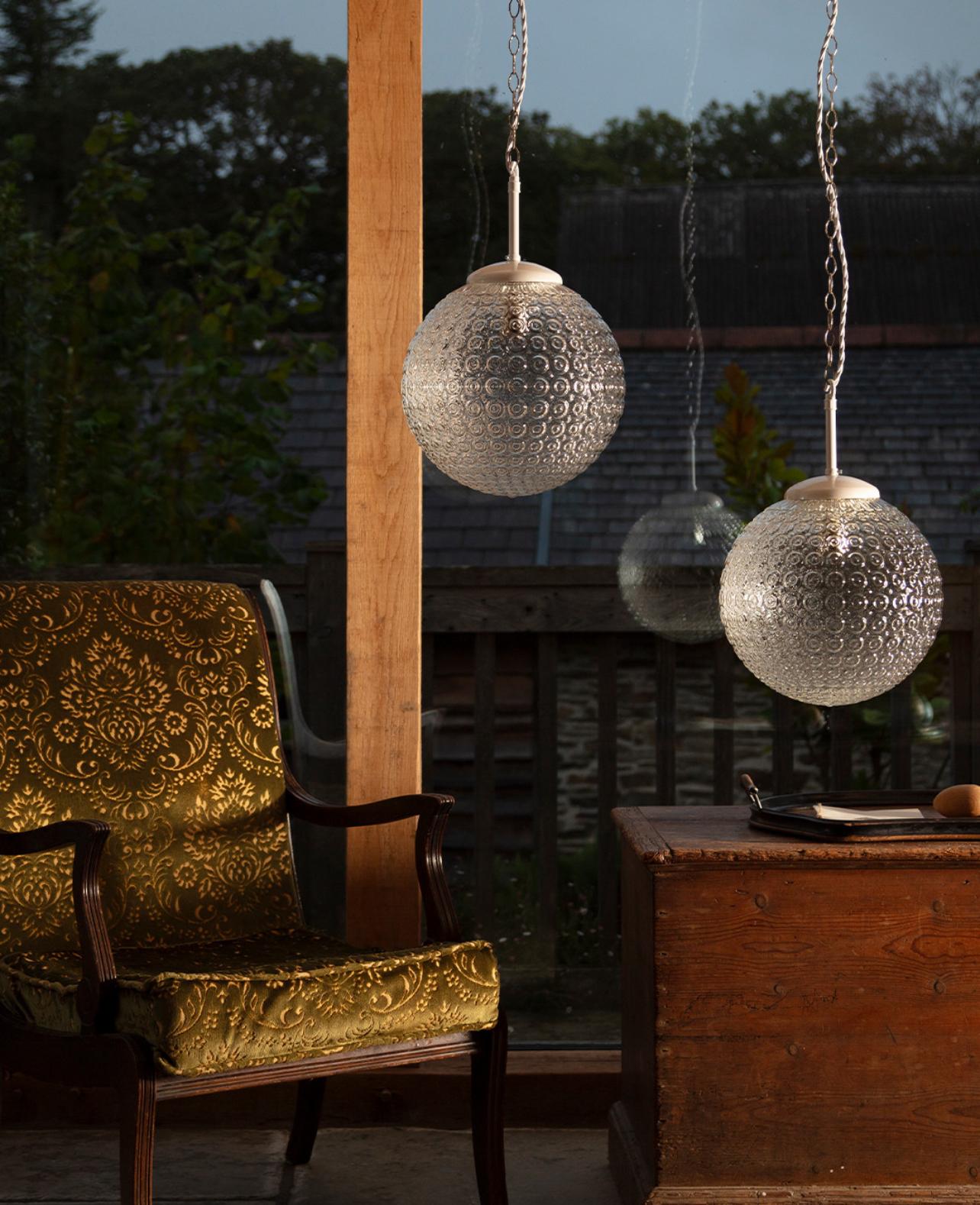 Lámpara colgante Globe Lighting de cristal tallado checo de los años 60 en venta 3