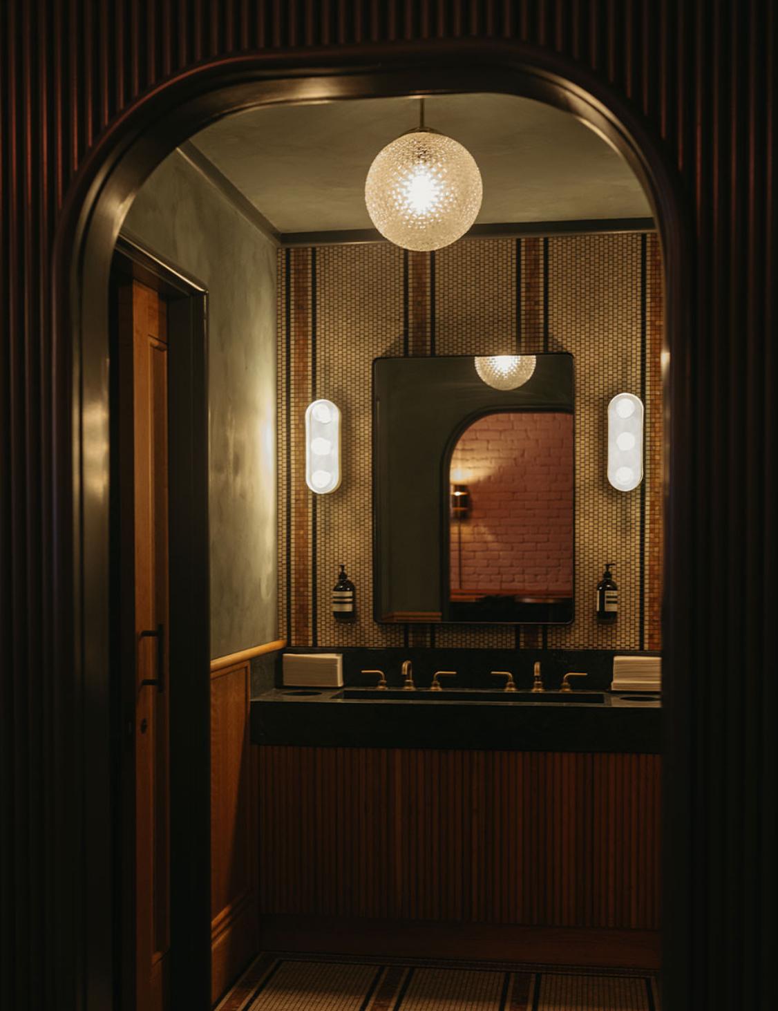 Lámpara colgante Globe Lighting de cristal tallado checo de los años 60 en venta 4