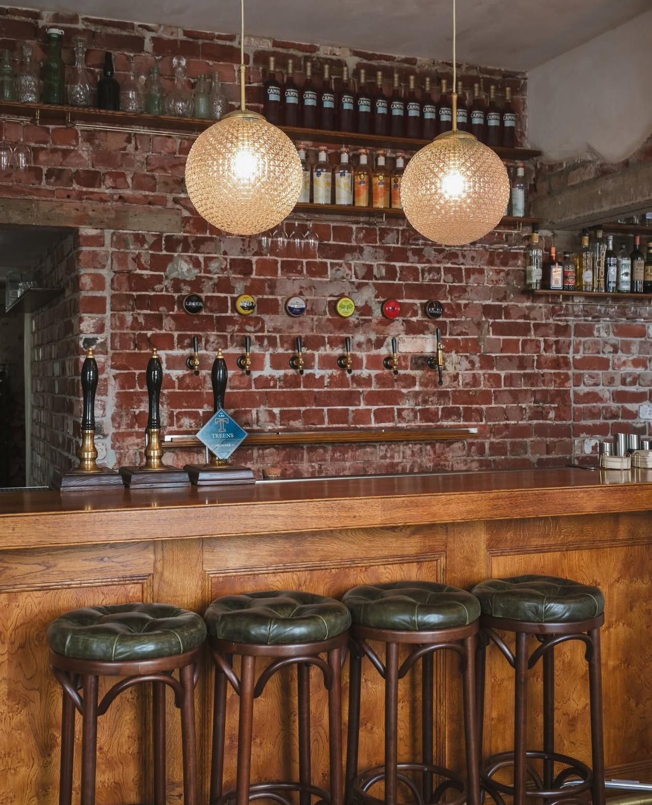 Estas sorprendentes lámparas colgantes de 30 cm de vidrio tallado proceden de la antigua Checoslovaquia y datan de los años 60-70, una época en la que la iluminación de vidrio estampado se producía ampliamente en todo el Bloque del Este para