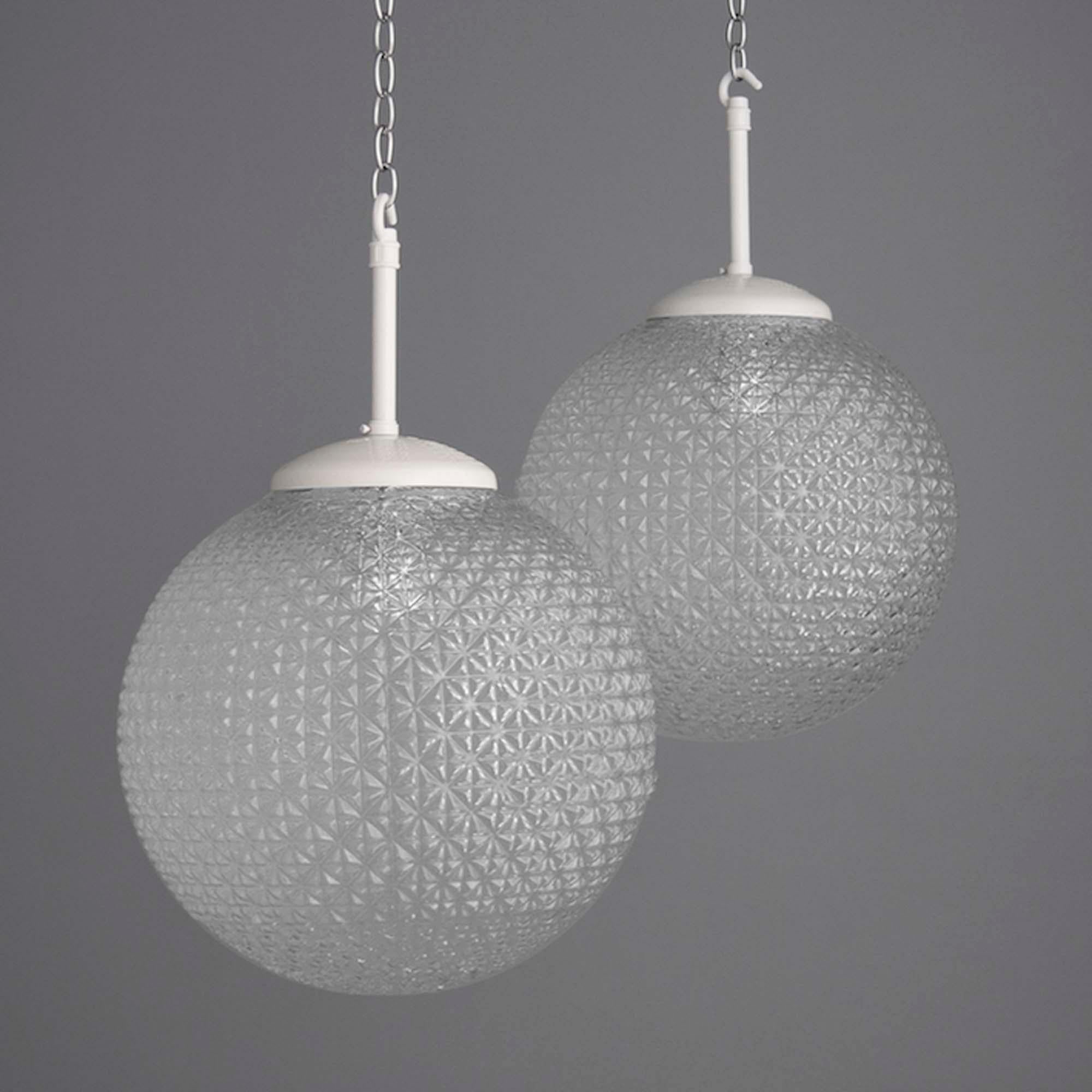 Lámpara colgante Globe Lighting de cristal tallado checo de los años 60 mediados del siglo XX en venta