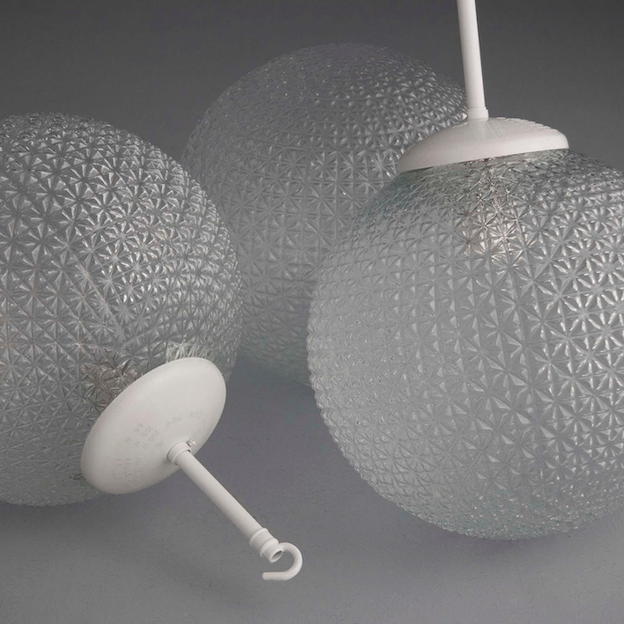 Lámpara colgante Globe Lighting de cristal tallado checo de los años 60 Vidrio en venta