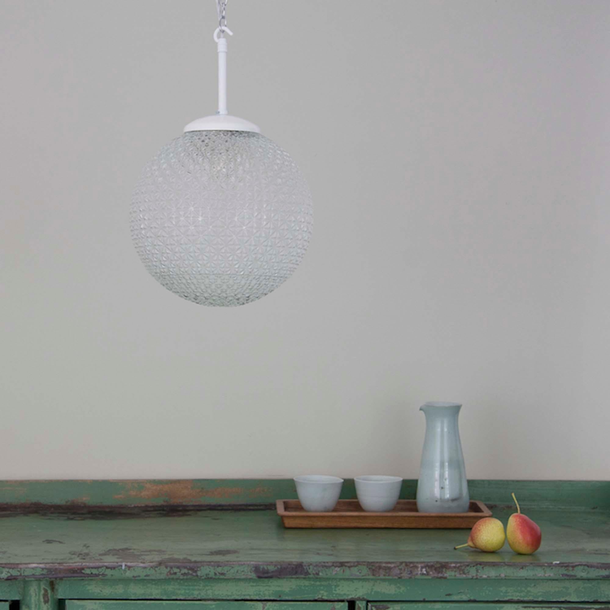 Lámpara colgante Globe Lighting de cristal tallado checo de los años 60 en venta 1