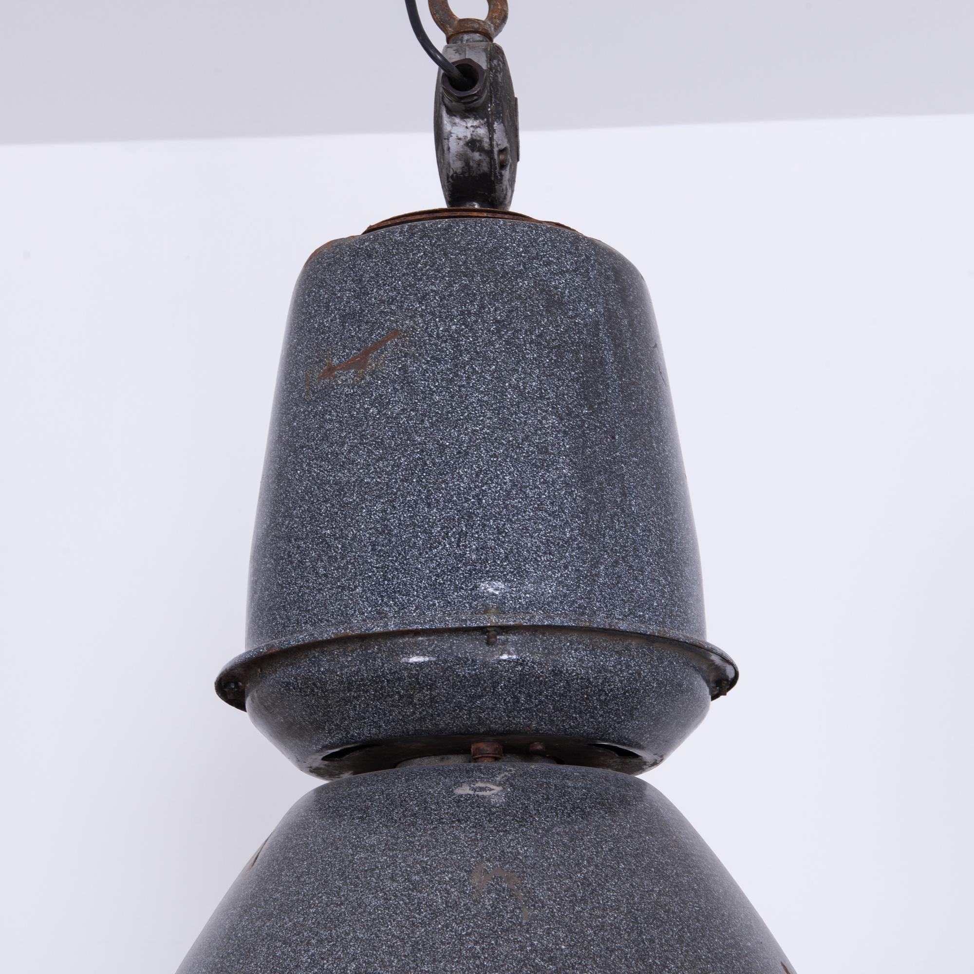 Lampe pendante en métal tchèque des années 1960 Bon état - En vente à High Point, NC