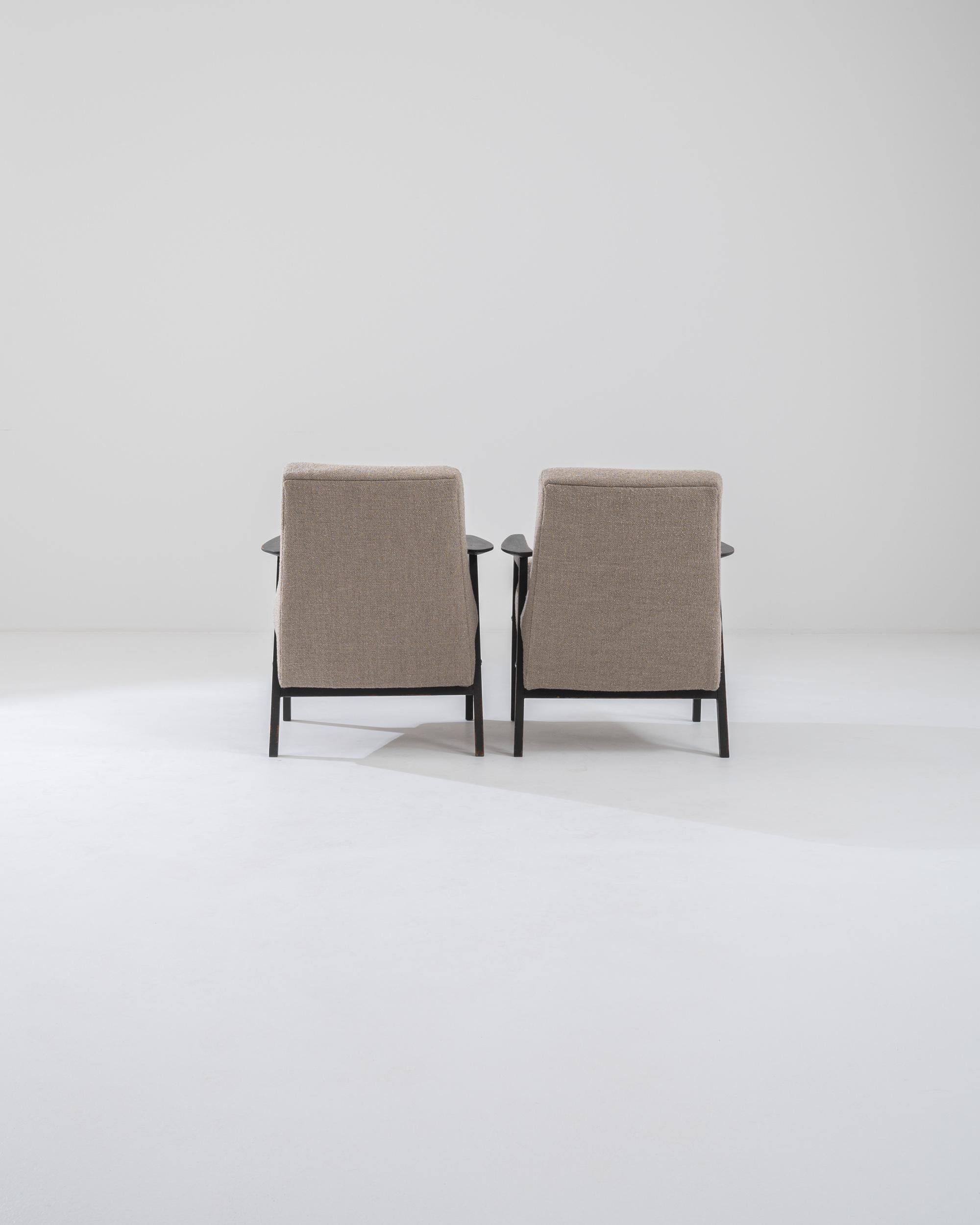 Bouclé Paire de fauteuils modernistes tchèques des années 1960 en vente