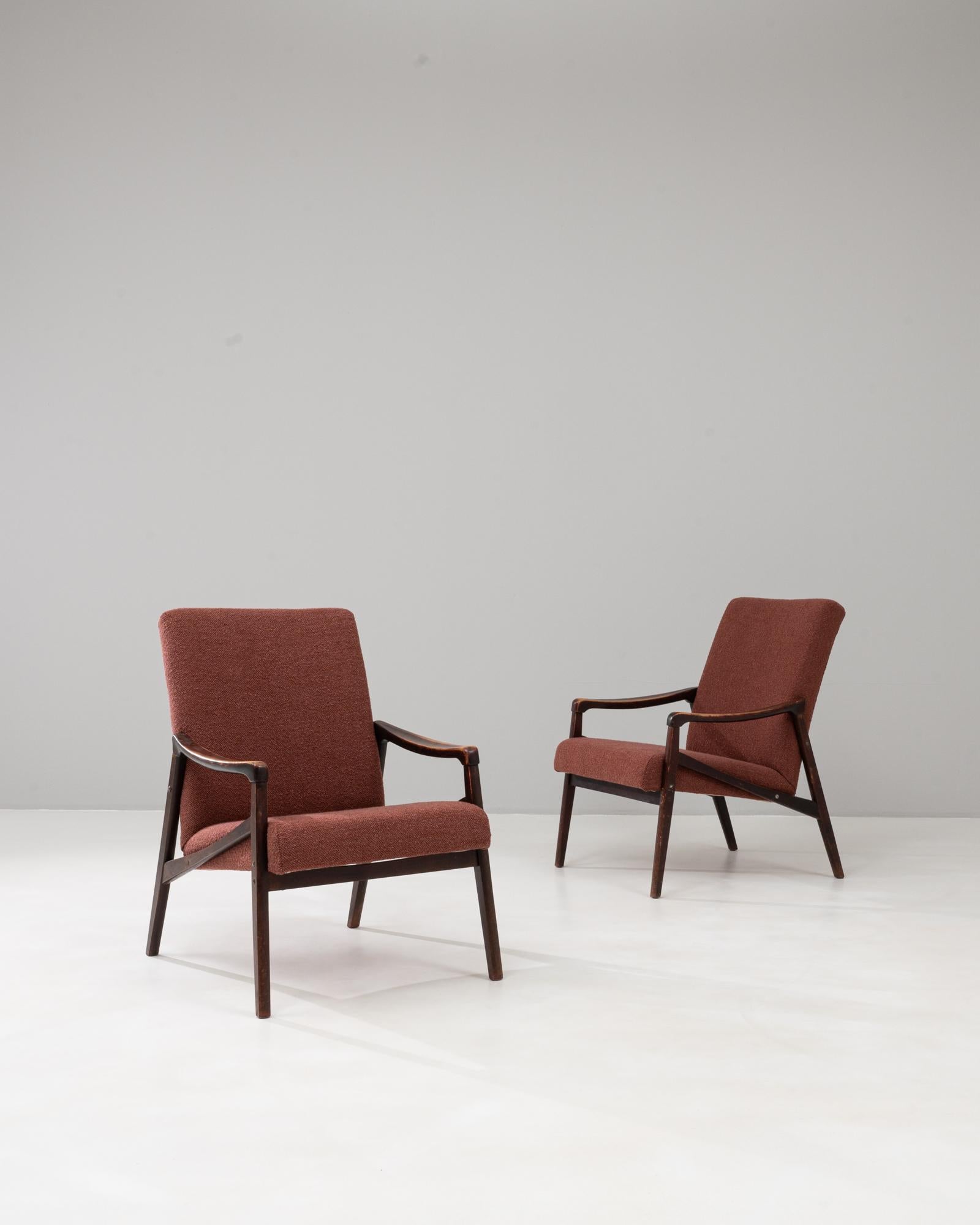 Cette paire de fauteuils rembourrés tchèques des années 1960 de Jirí Jiroutek illustre la fonctionnalité et l'élégance du design moderne du milieu du siècle dernier. Fabriquées à partir d'une structure en bois raffinée, les chaises présentent des