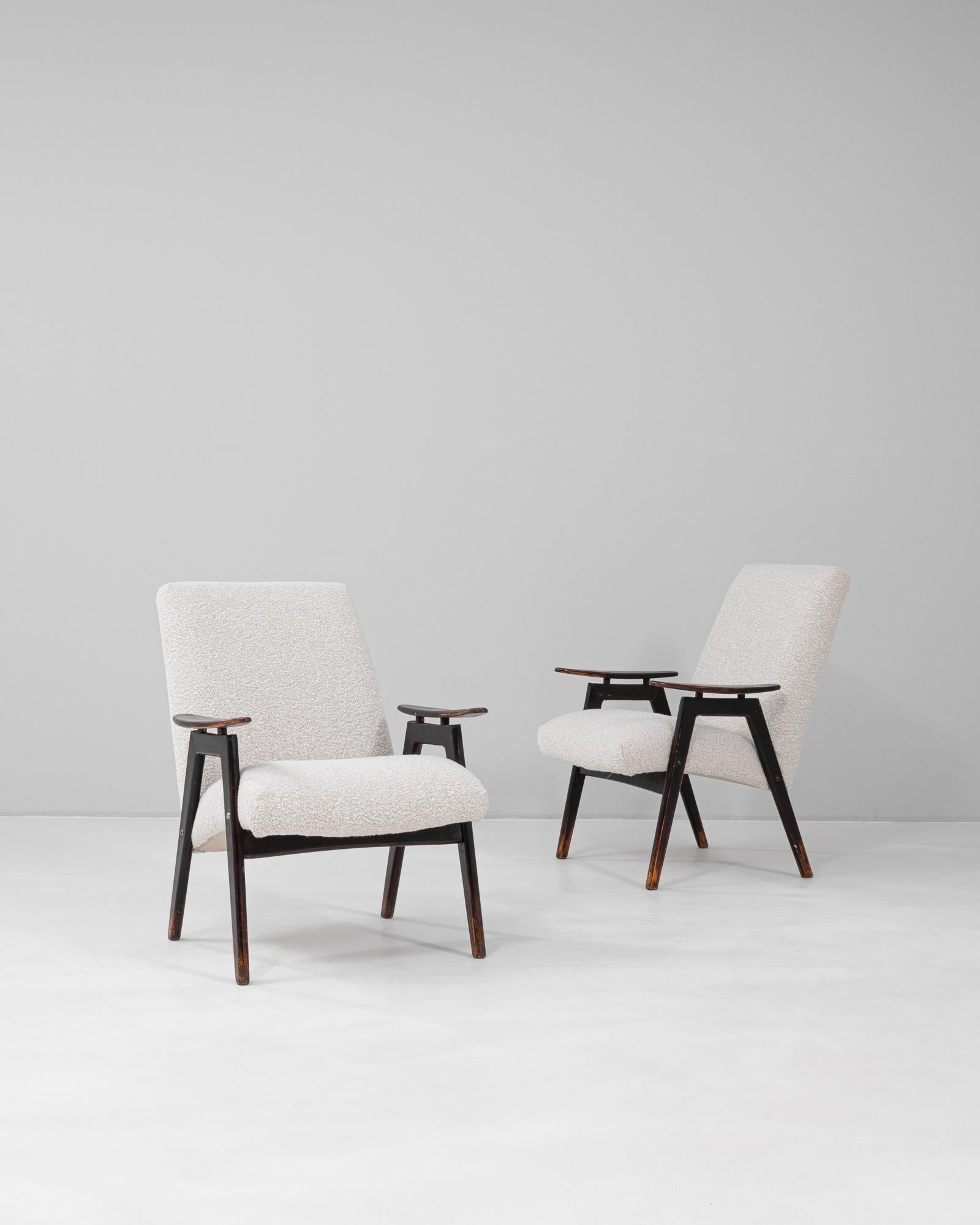 Dieses tschechische Polstersesselpaar von TON aus den 1960er Jahren zeigt ein raffiniertes Design aus der Mitte des Jahrhunderts mit skulpturalem Einschlag. Jeder Stuhl verfügt über einen eleganten, kantigen Rahmen aus Schwarzholz mit sanft