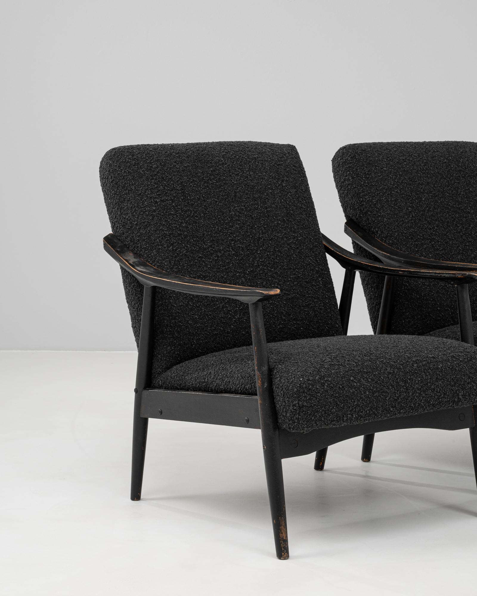 1960s Czech Pair of Upholstered Armchairs (Paire de fauteuils tapissés) en vente 4