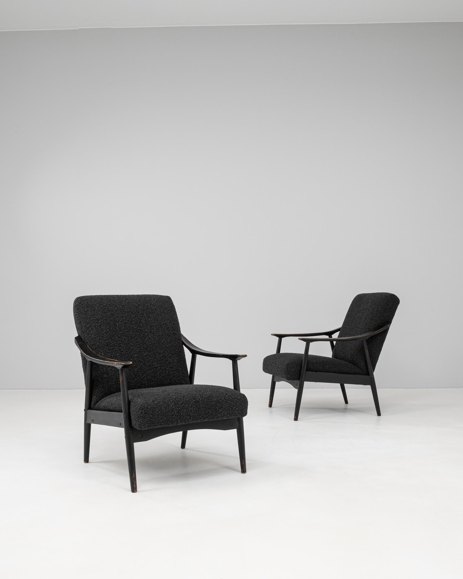 Paire de fauteuils tchèques rembourrés des années 1960, avec des cadres sculpturaux en bois taché de noir et des sièges nouvellement rembourrés en tissu anthracite texturé. Leurs accoudoirs légèrement incurvés et leurs pieds fuselés soulignent le