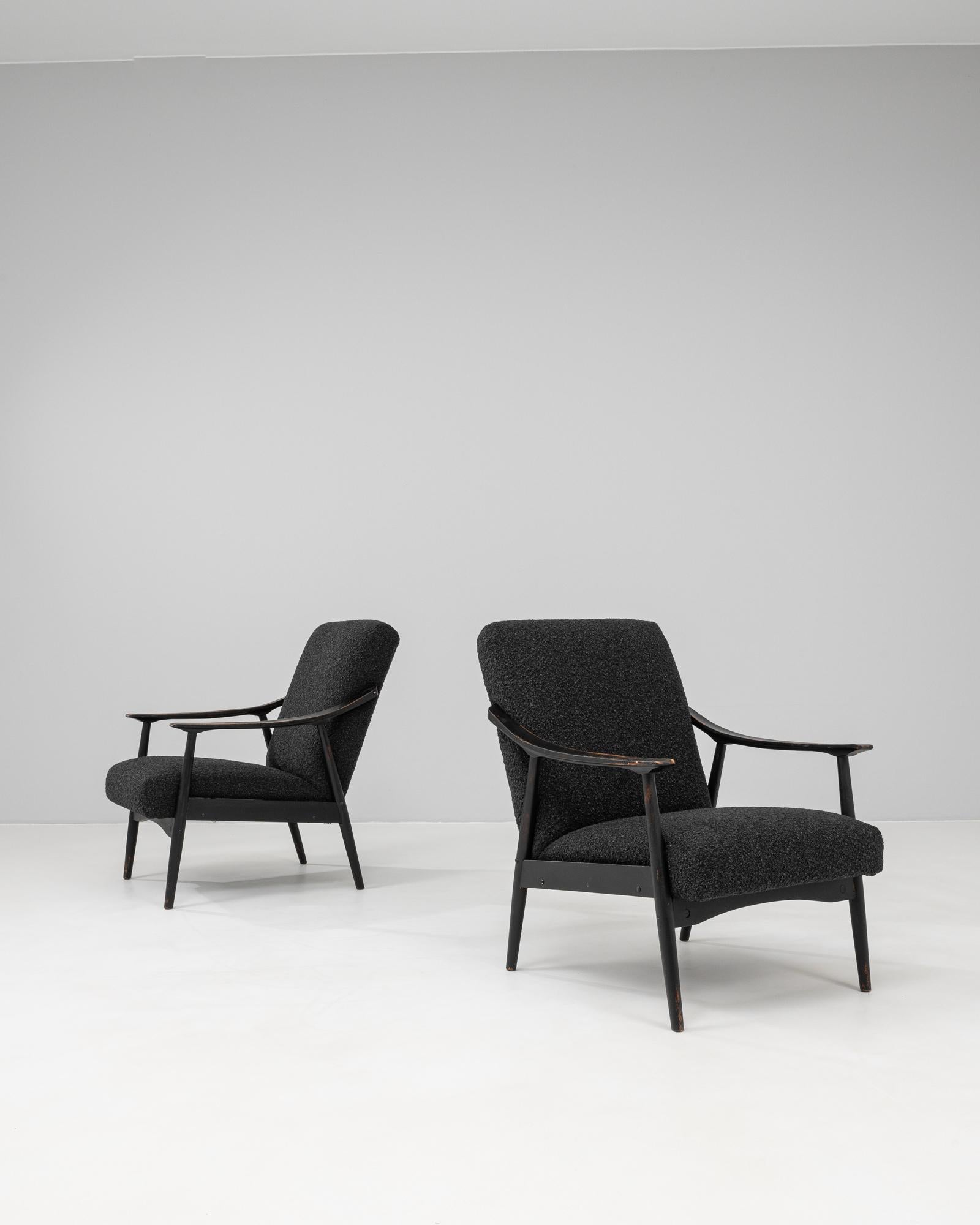 Tchèque 1960s Czech Pair of Upholstered Armchairs (Paire de fauteuils tapissés) en vente