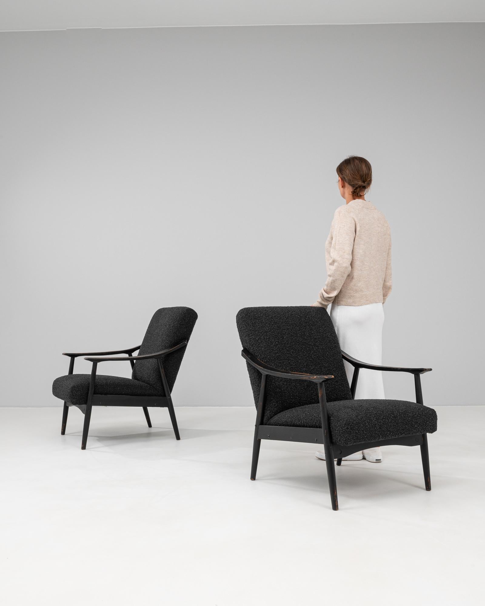 1960s Czech Pair of Upholstered Armchairs (Paire de fauteuils tapissés) Bon état - En vente à High Point, NC