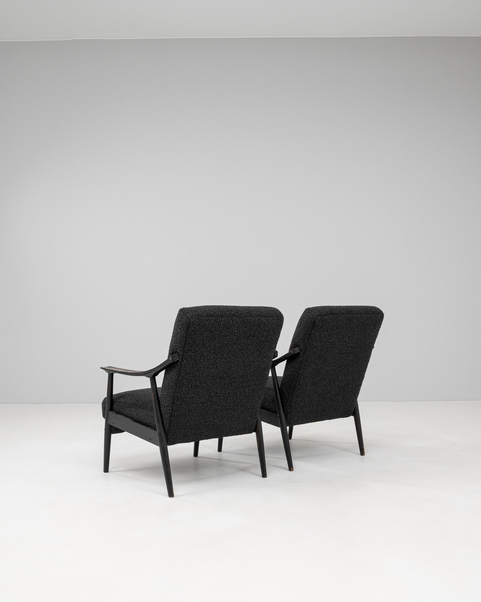 1960s Czech Pair of Upholstered Armchairs (Paire de fauteuils tapissés) en vente 1