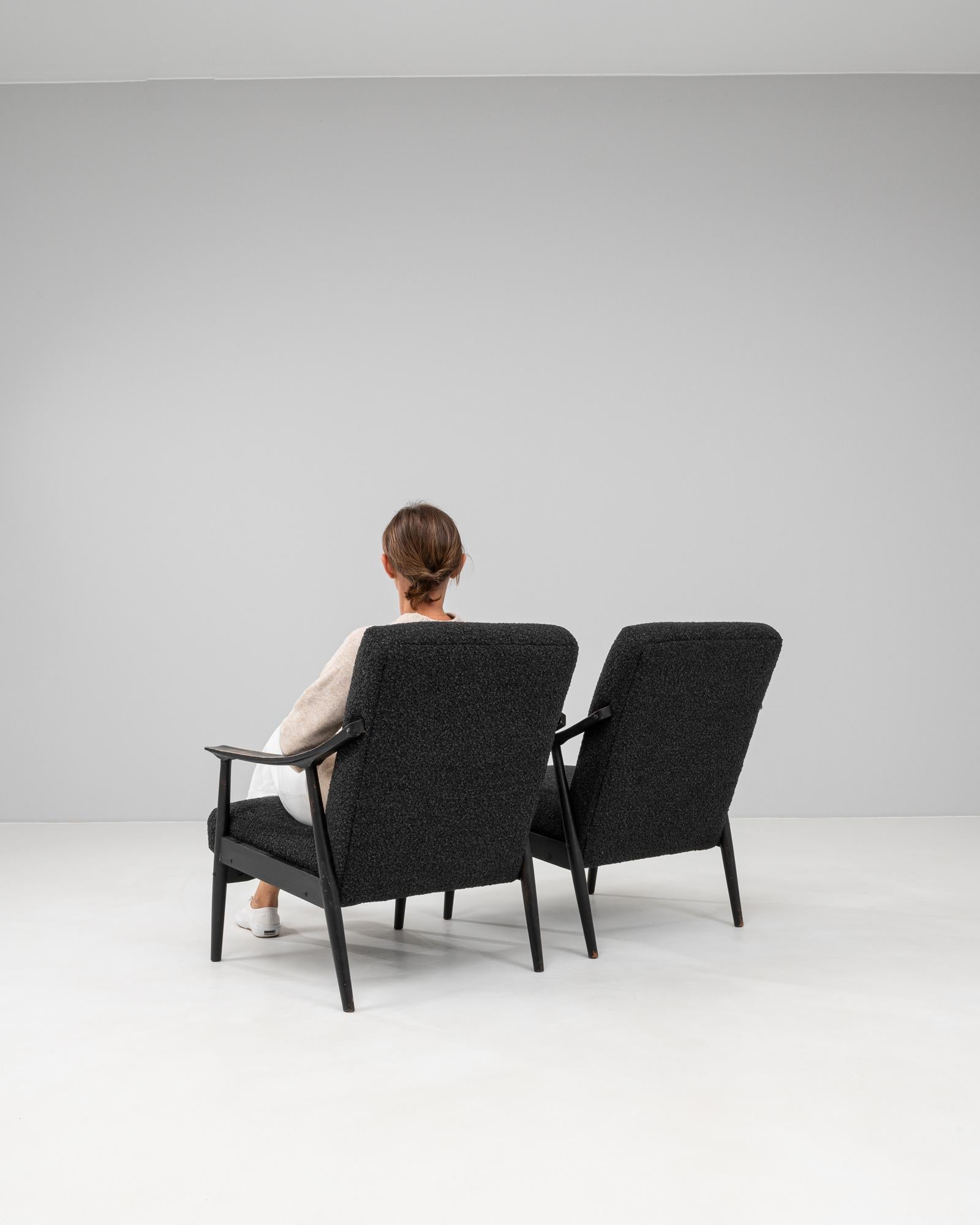 1960s Czech Pair of Upholstered Armchairs (Paire de fauteuils tapissés) en vente 2