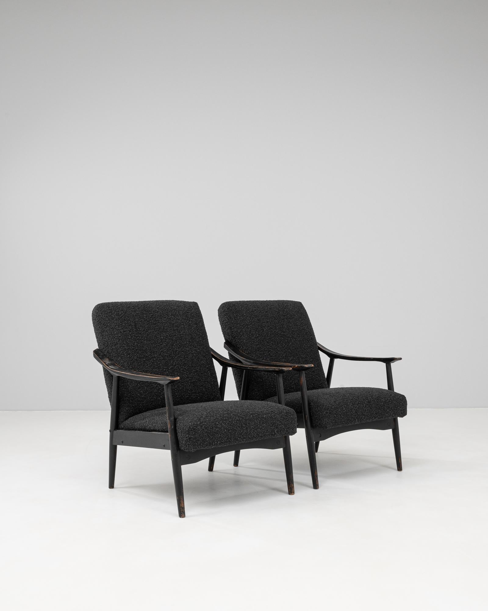 1960s Czech Pair of Upholstered Armchairs (Paire de fauteuils tapissés) en vente 3