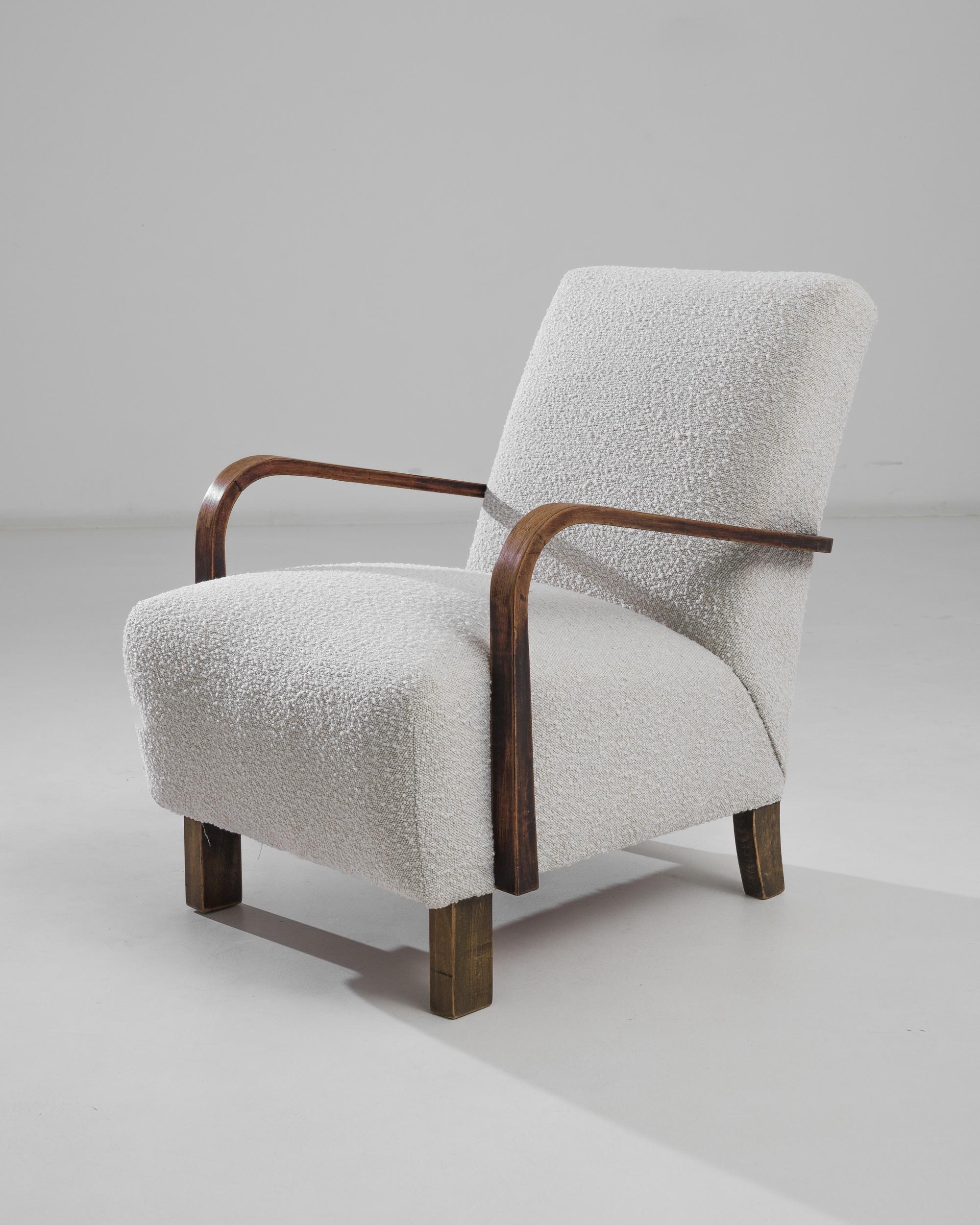 Améliorez votre espace de vie avec ce fauteuil tapissé tchèque sophistiqué des années 1960, créé par le célèbre Jindřich Halabala. Doté d'accoudoirs et de pieds en bois élégants et incurvés, ce fauteuil incarne le mélange parfait de l'élégance et du
