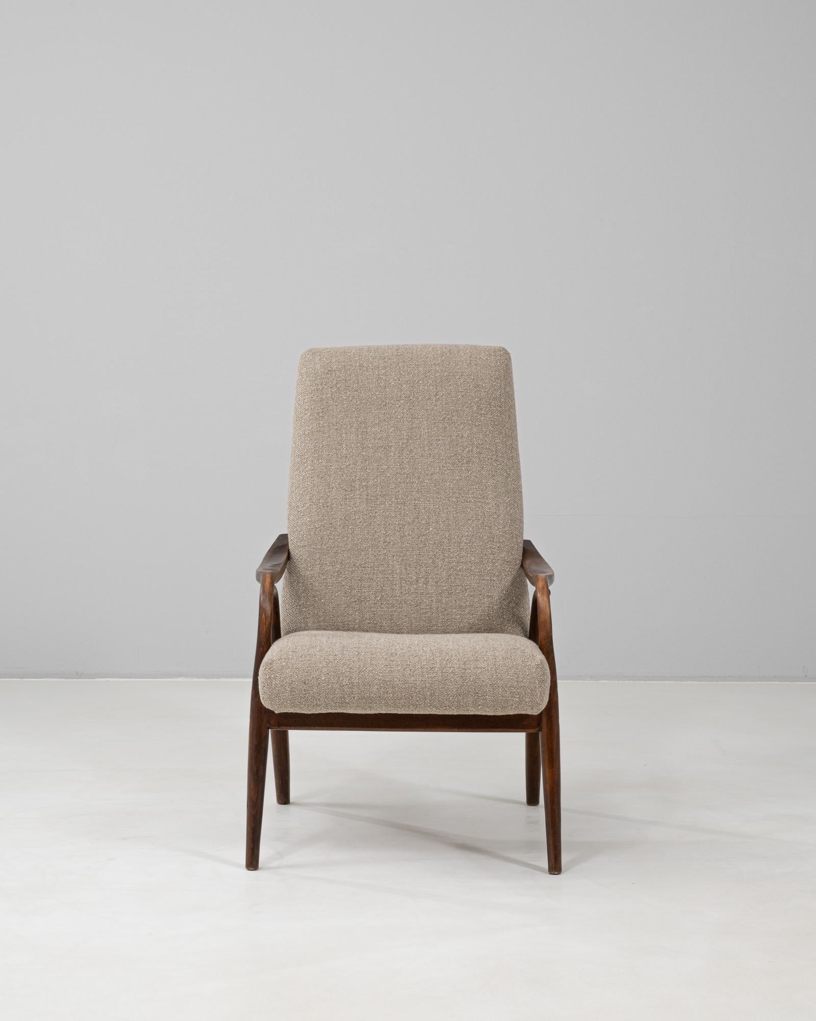 Ce fauteuil tchèque des années 1960 de TON incarne le savoir-faire raffiné du design moderne du milieu du siècle dernier. Dotée d'une structure sculpturale en bois de hêtre, d'accoudoirs légèrement incurvés et de pieds angulaires, la chaise met en