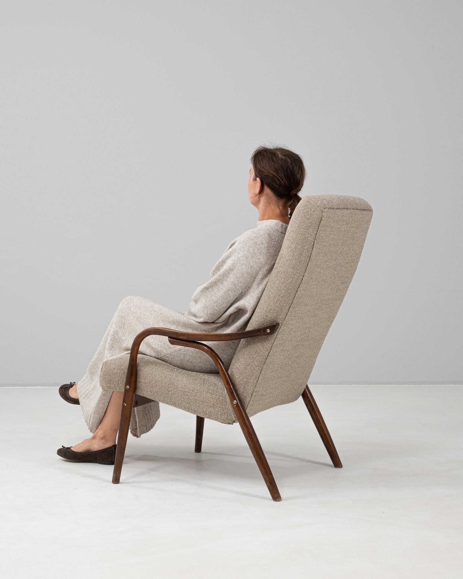 Fauteuil tapissé tchèque des années 1960 par TON en vente 1