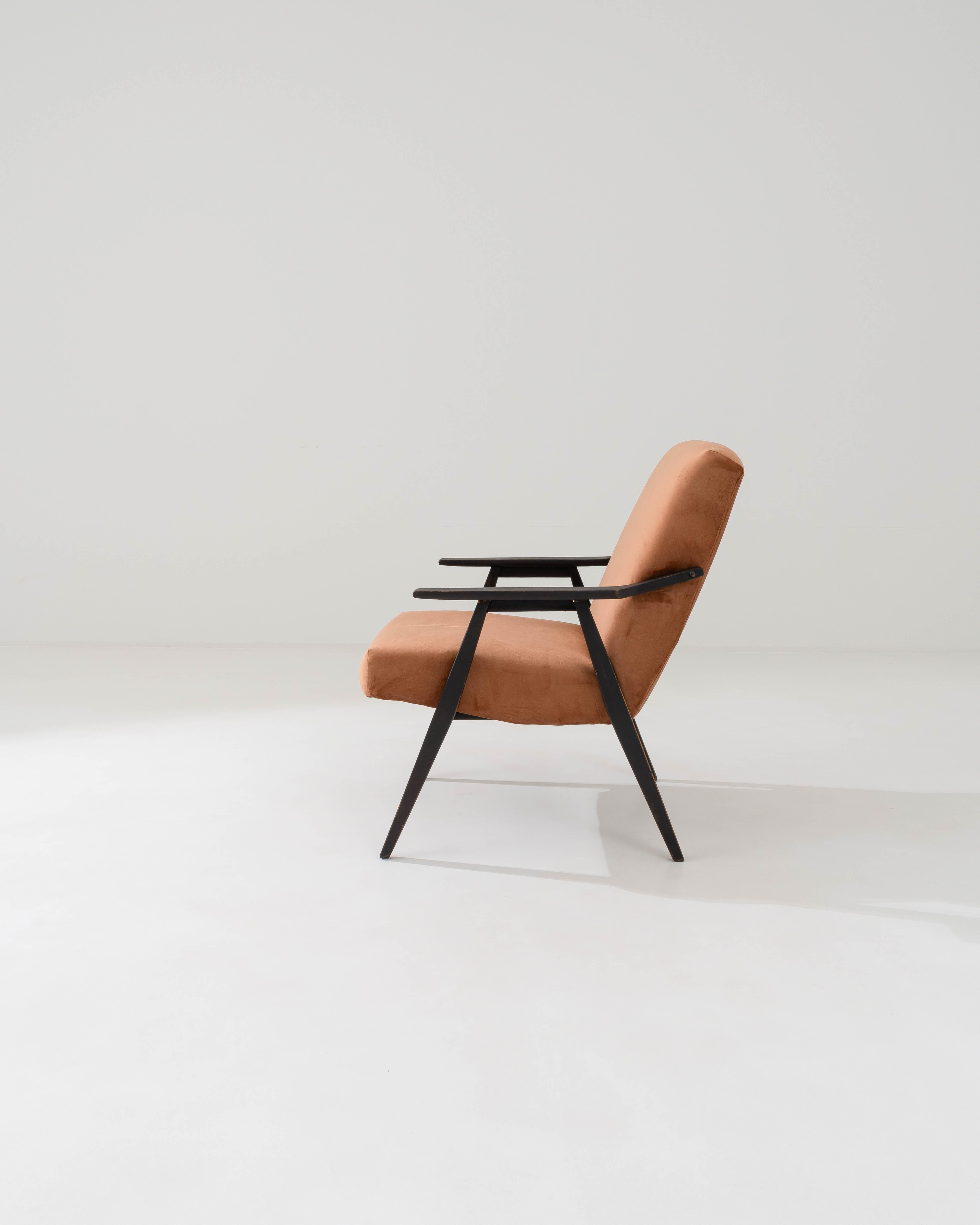 Sillón tapizado checo de los años 60 mediados del siglo XX en venta