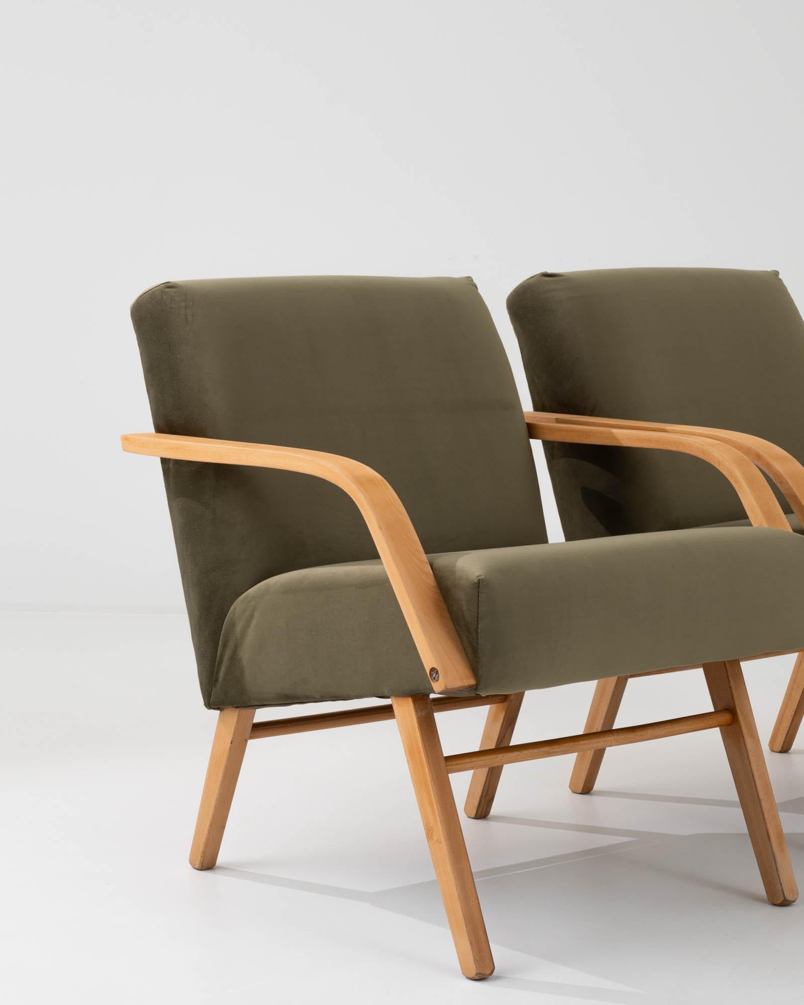 Paire de fauteuils tapissés tchèques des années 1960 en vente 3