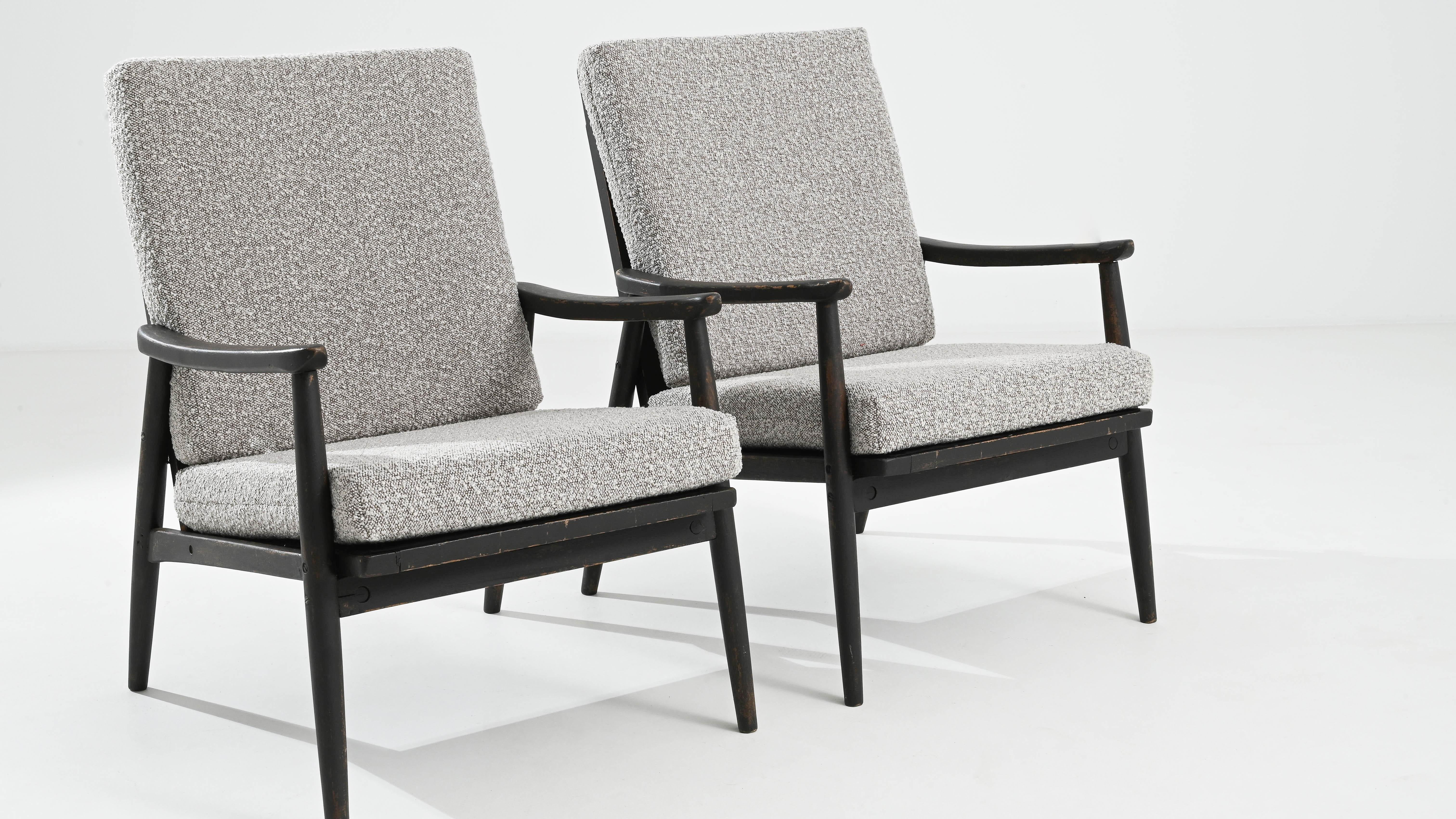 Paire de fauteuils tapissés tchèques des années 1960 en vente 4