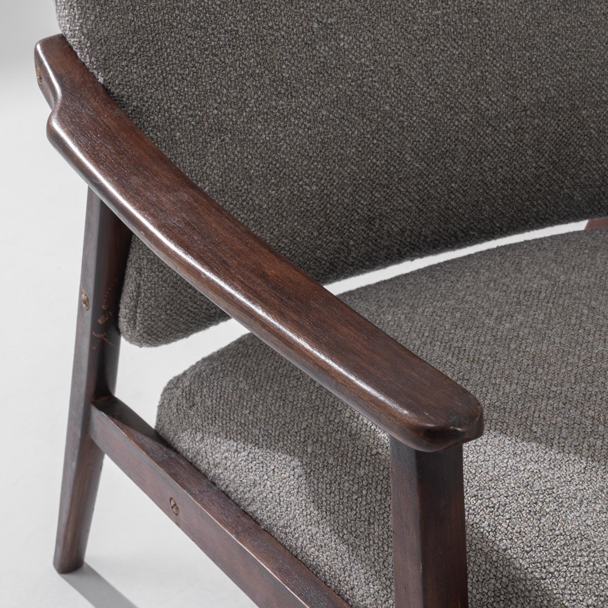 Paire de fauteuils tapissés tchèques des années 1960 en vente 4