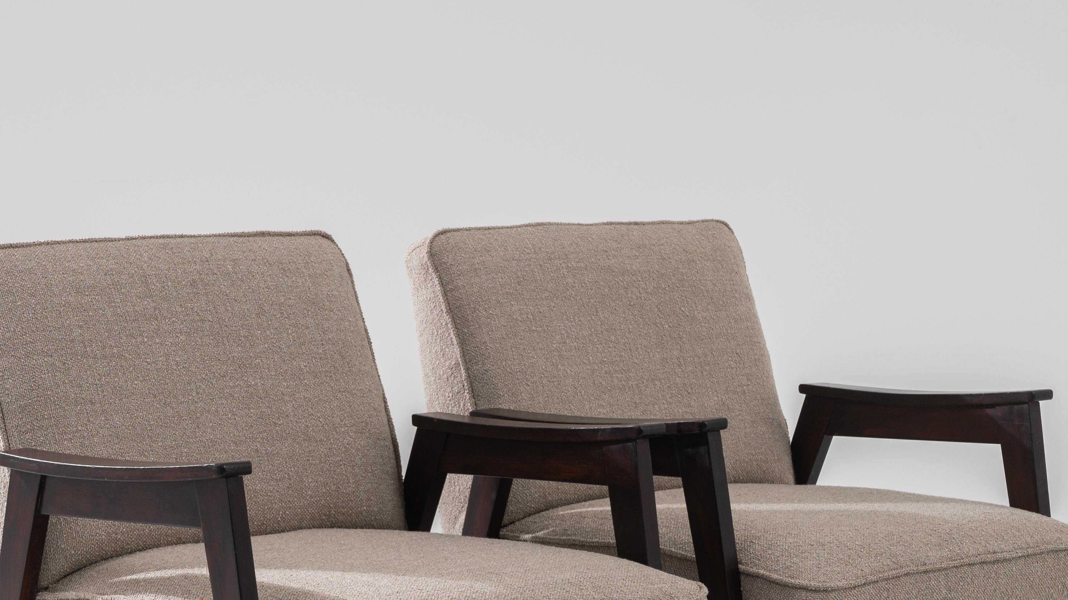 Paire de fauteuils tapissés tchèques des années 1960 en vente 4