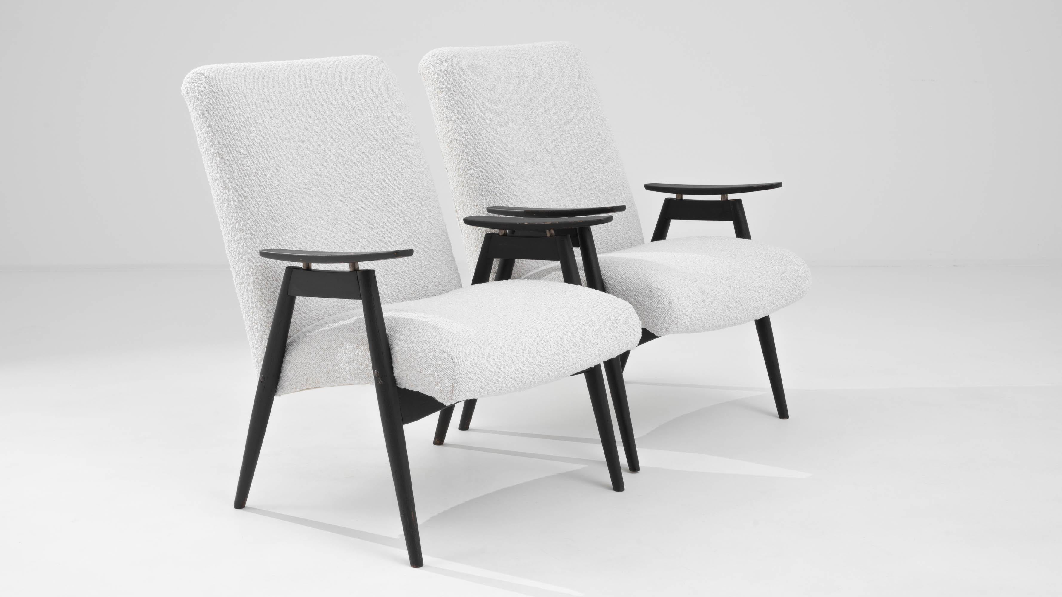 Paire de fauteuils tapissés tchèques des années 1960 en vente 4