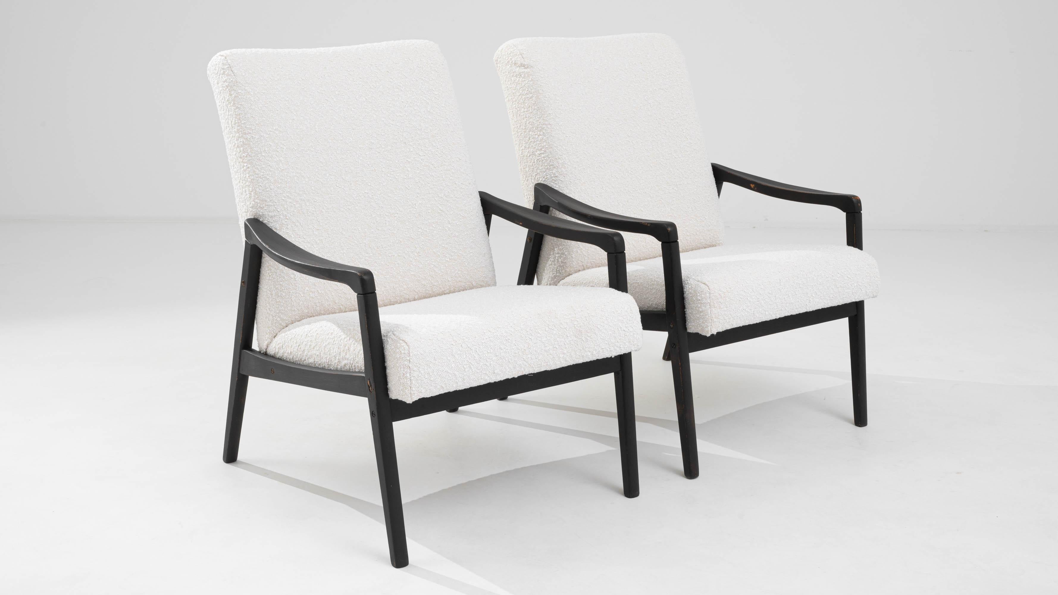 Paire de fauteuils tapissés tchèques des années 1960 en vente 4