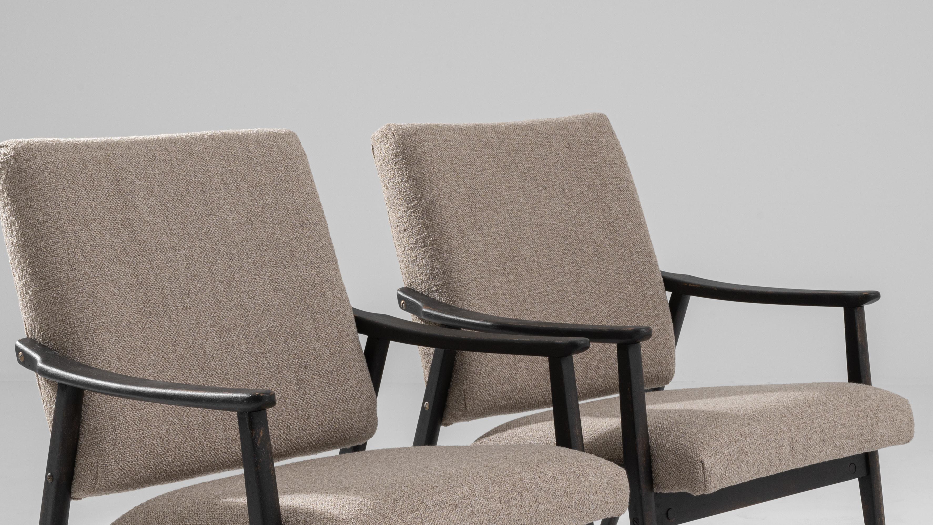Paire de fauteuils tapissés tchèques des années 1960 en vente 4