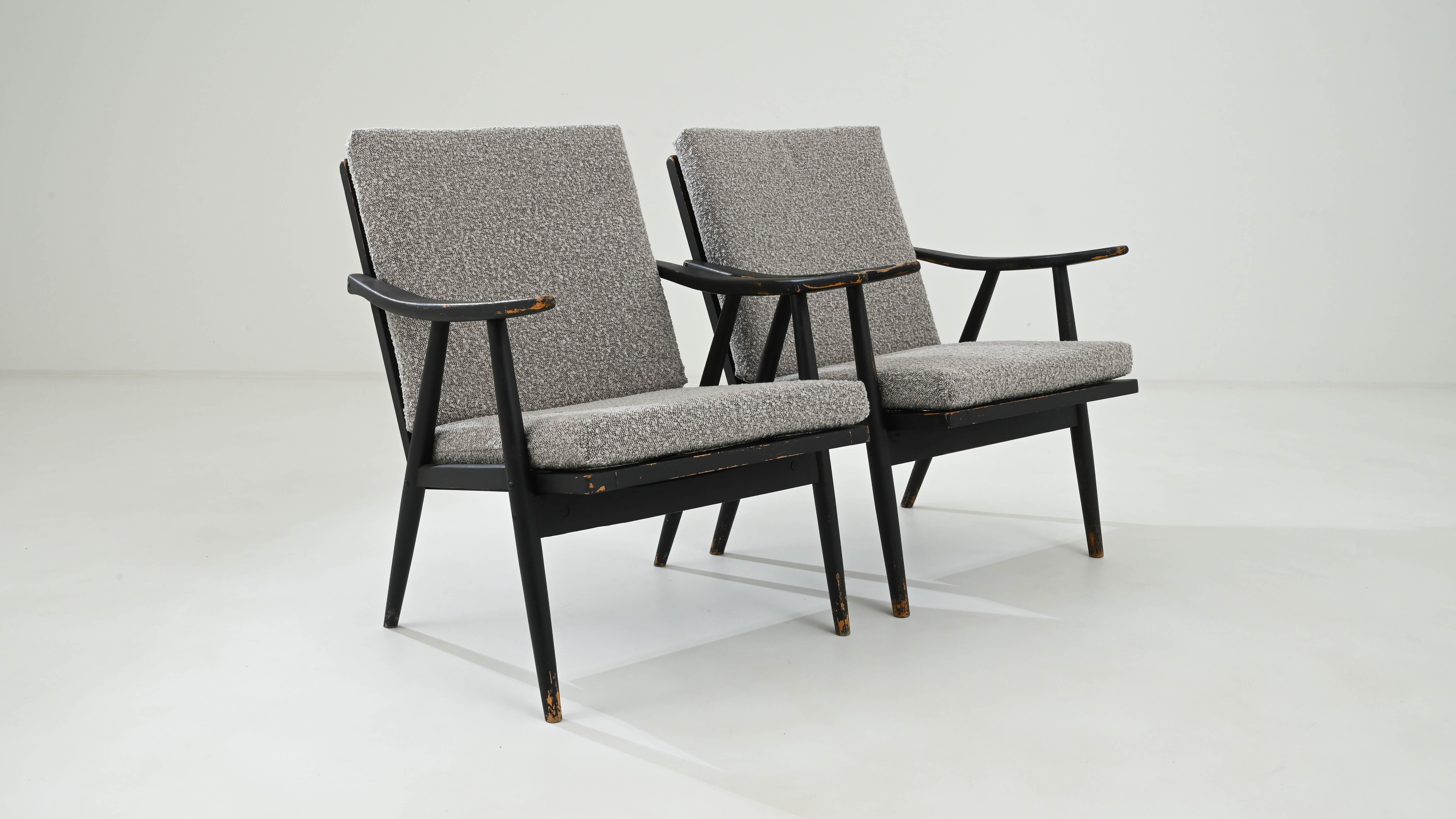 Paire de fauteuils tapissés tchèques des années 1960 en vente 4